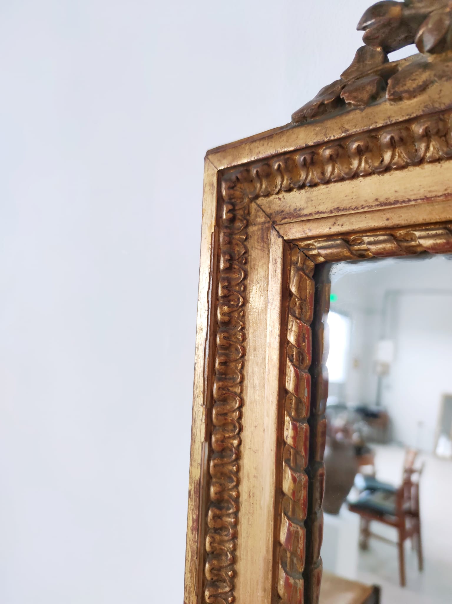 Miroir de cheminée en bois doré à décor de nœud et de roses H : 164 cm