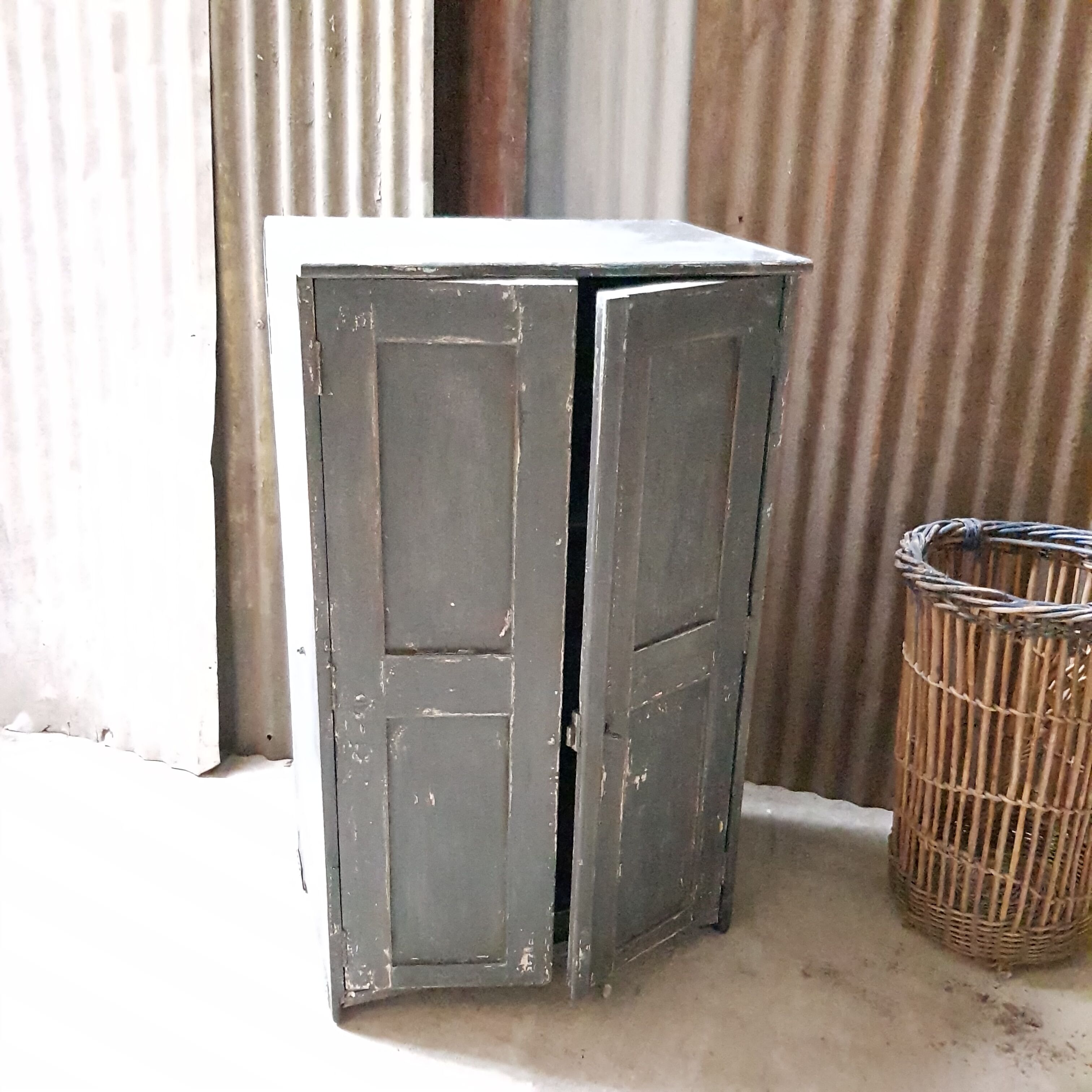 Meuble d'atelier patine ancienne
