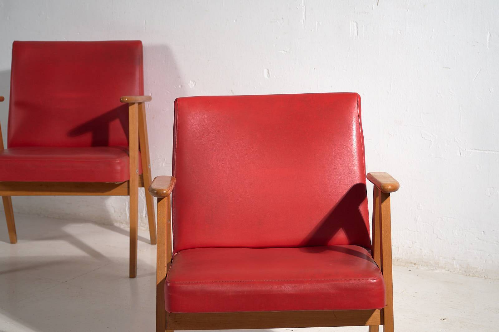 2 fauteuils rouges, vers 1960