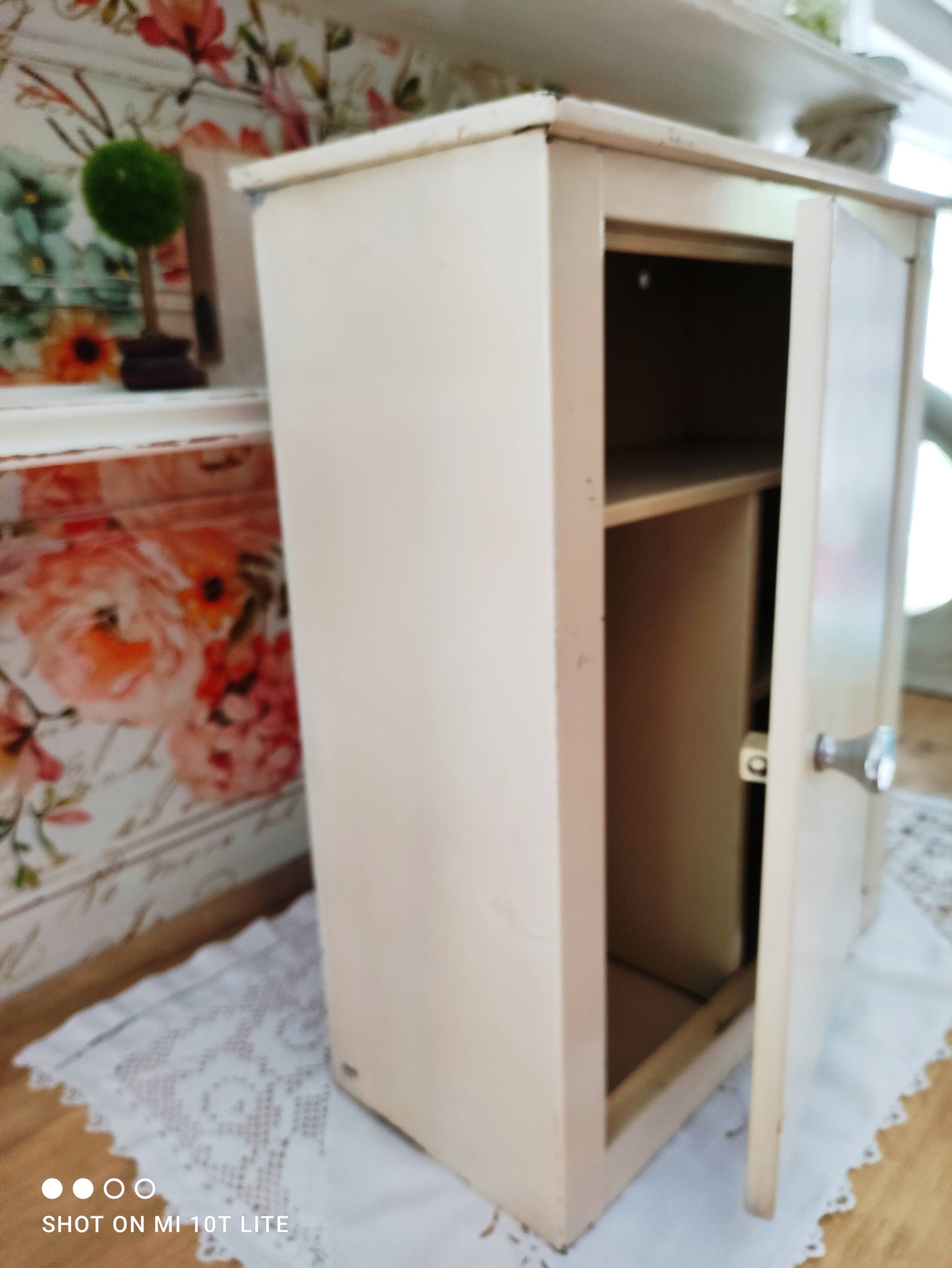 Armoire à pharmacie vintage années 50 en métal beige patiné
