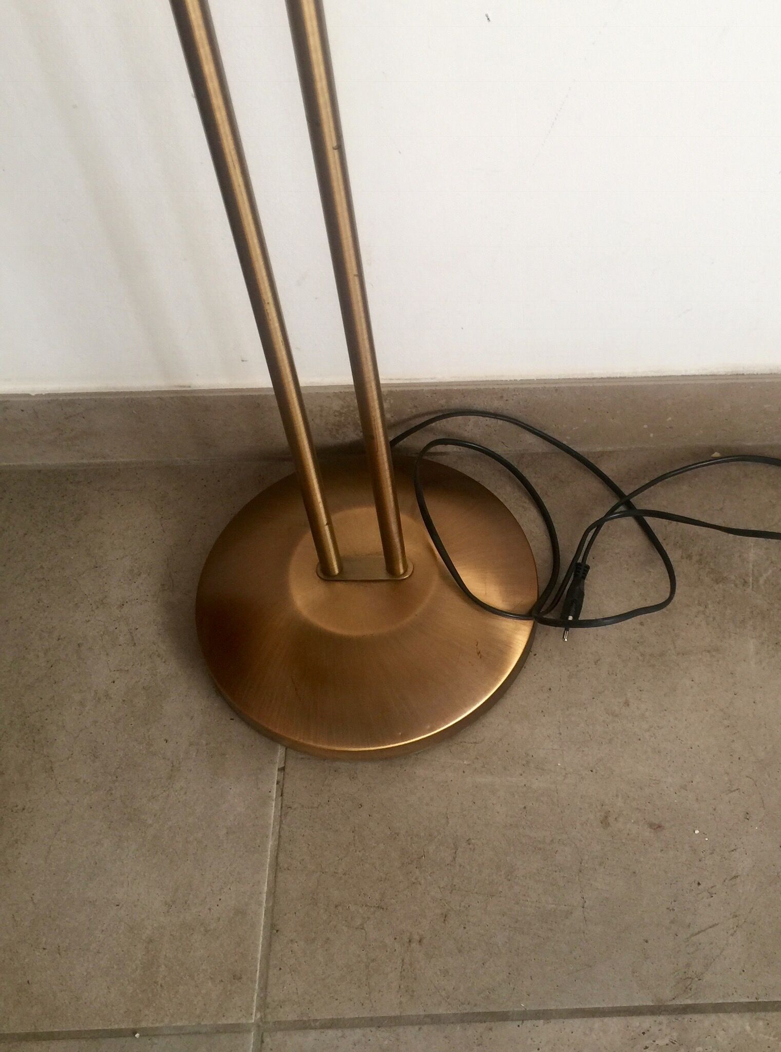 Vintage reader lamppost with 2 flexible arms