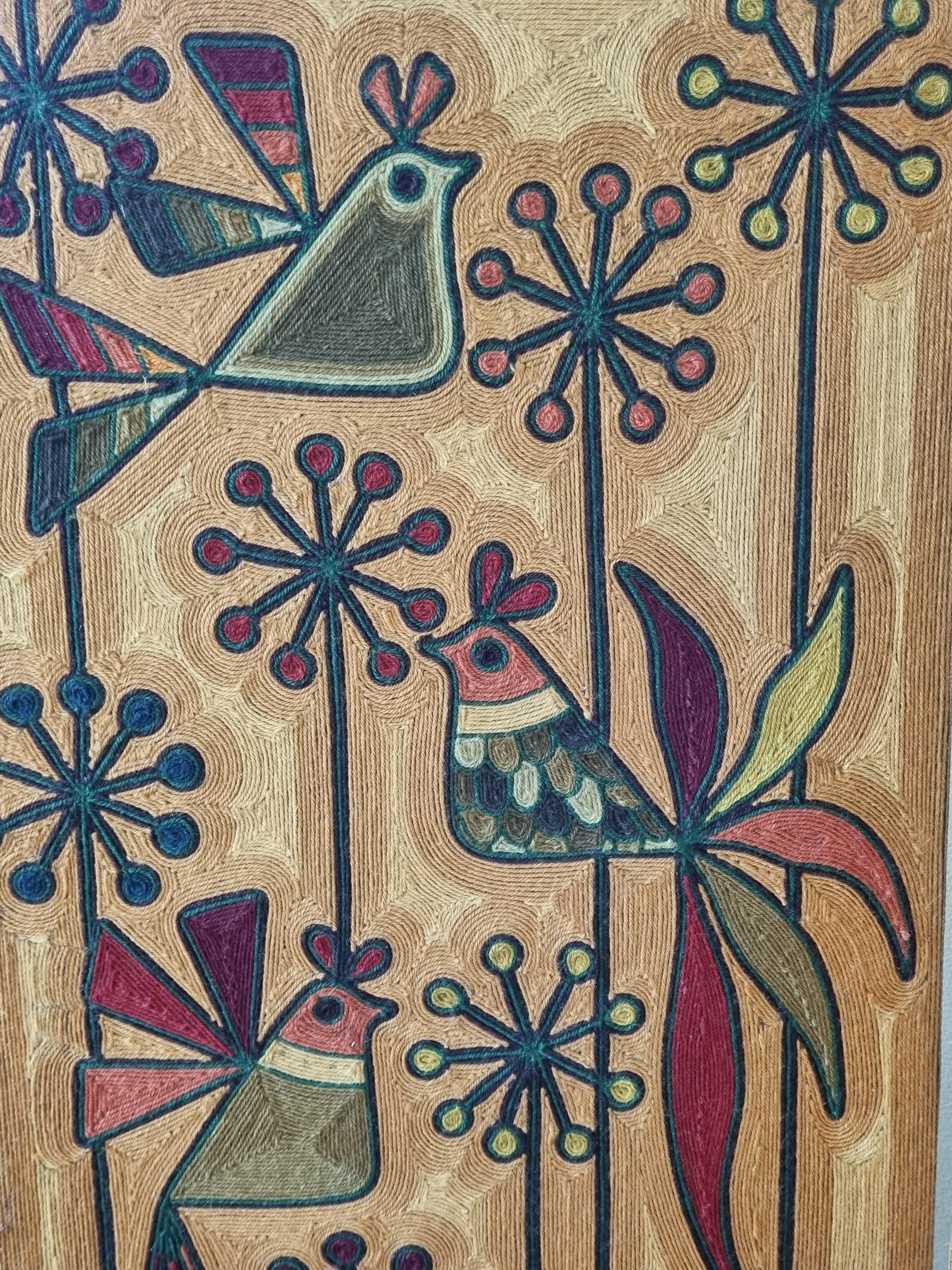 Paravent à décor de fils de laine, art "Huichol", signé, 123 cm