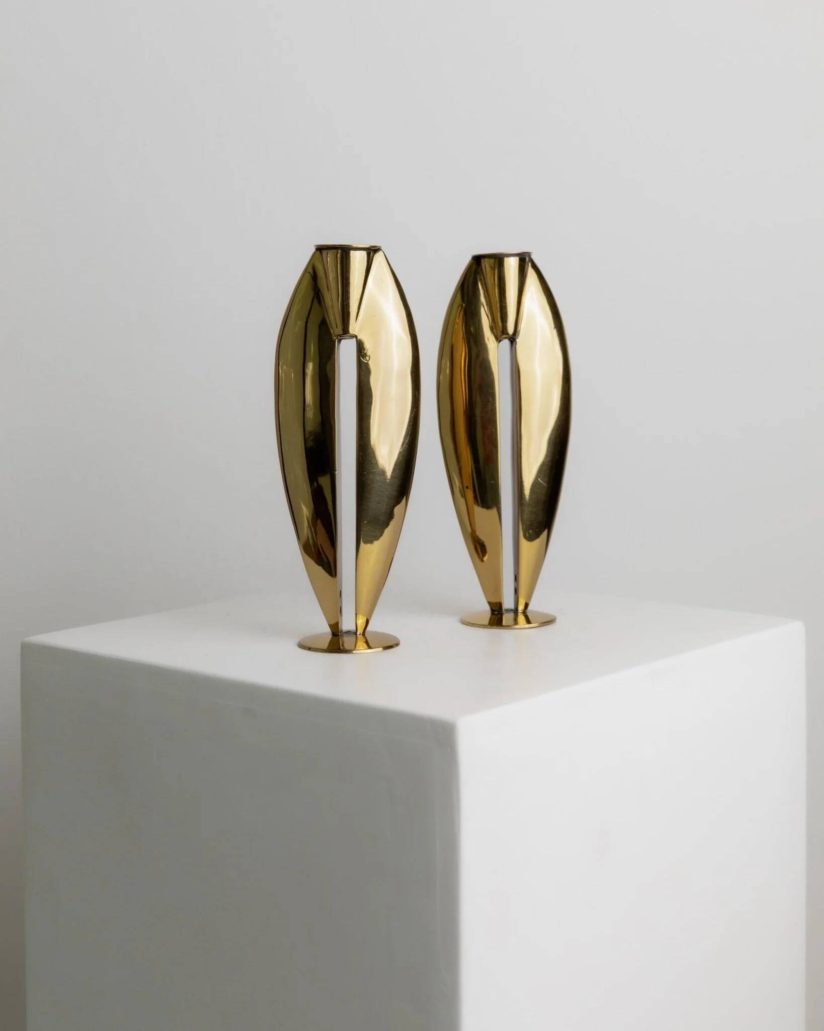 Doré Laiton Vintage Candle Holders – Two 1970s Art Deco Brass Sculptures, Elegant Table Centerpiece