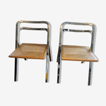 Suite de deux chaises pliantes à structure en métal chromé et assise cannée Giorgio Cattelan