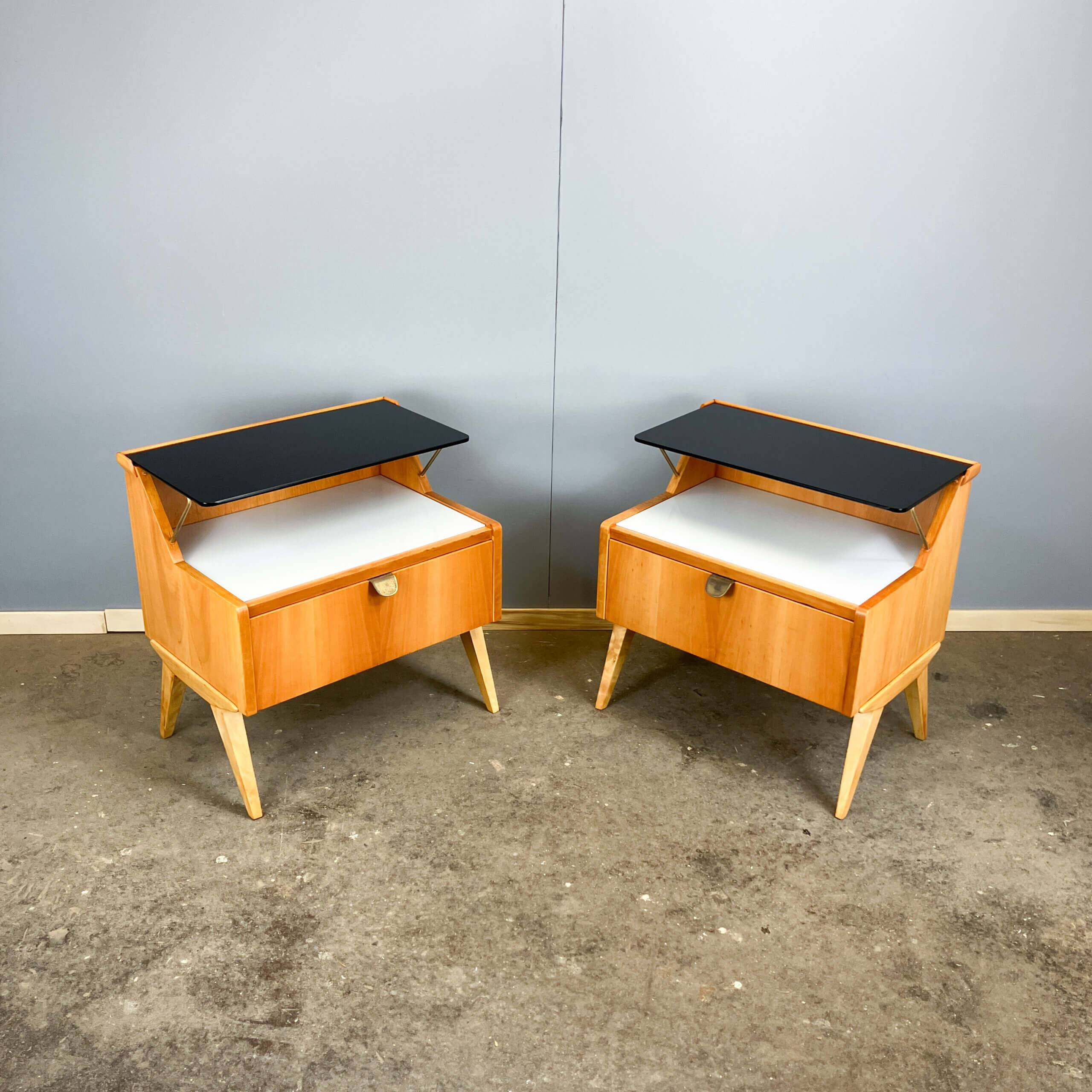 2 tables de chevet par WK Möbel avec des plateaux en verre noir et blanc, en bois de poirier, années 1950.