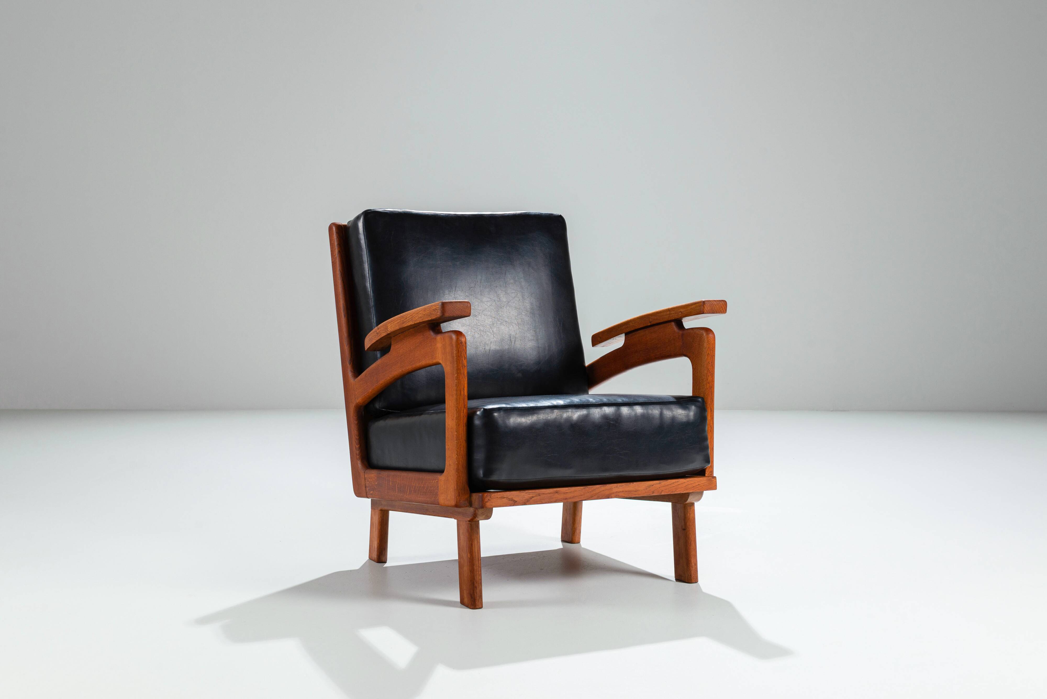 Pair of Belgian lounge chairs in solid oak with leather cushions