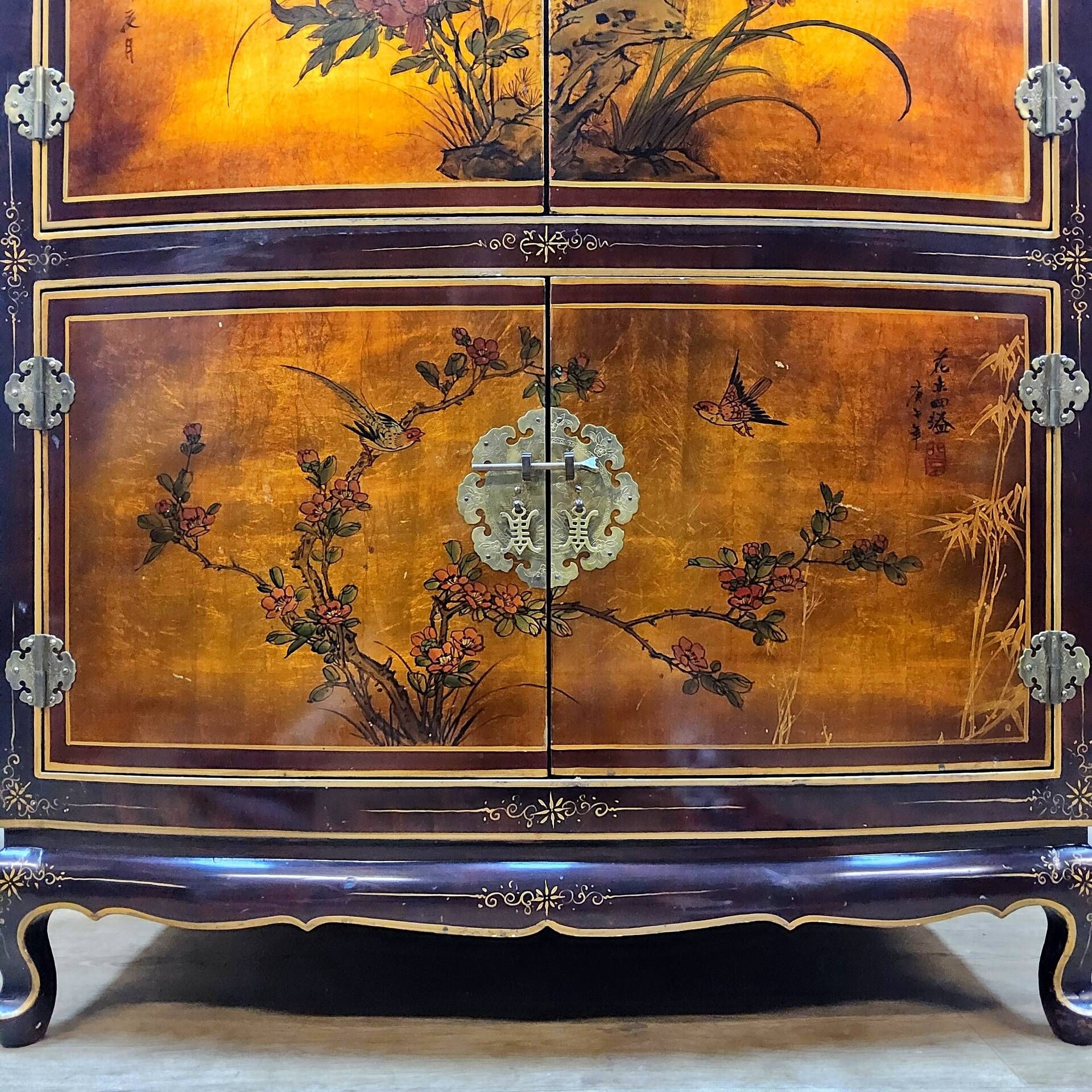 Cabinet chinois vintage avec feuille d'or, fleurs et oiseaux / bohème