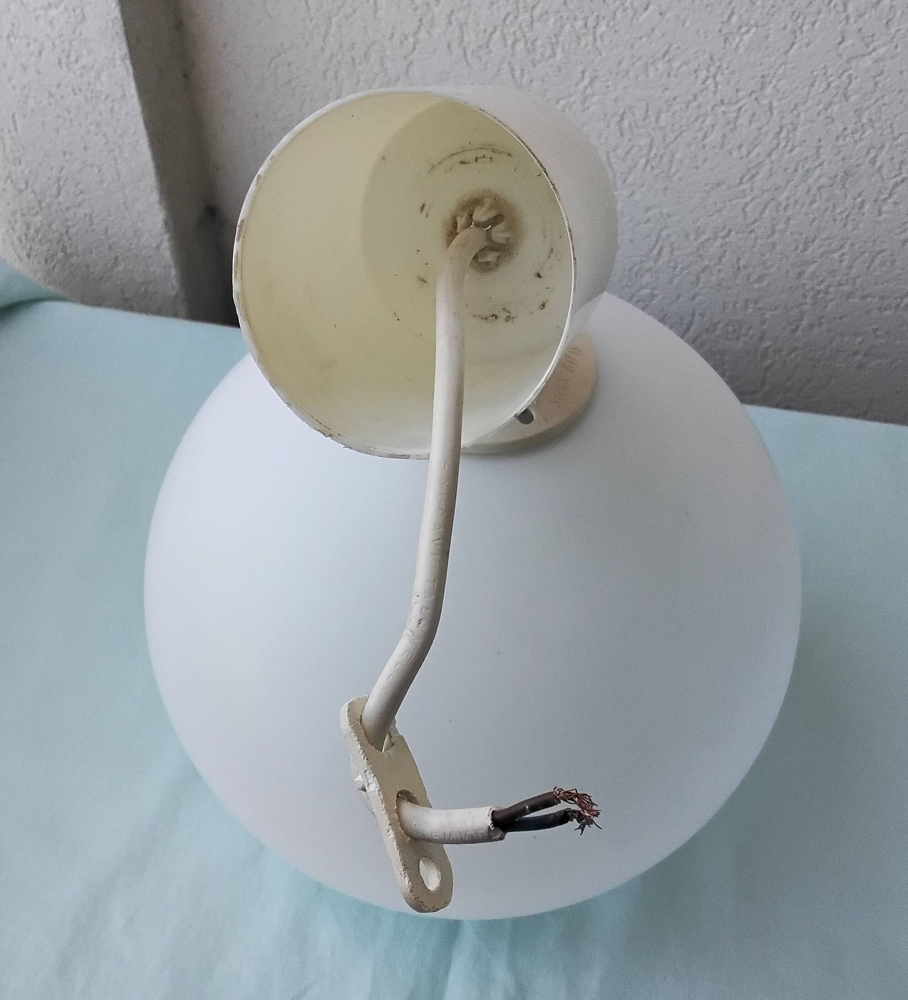 Suspension in white opaline