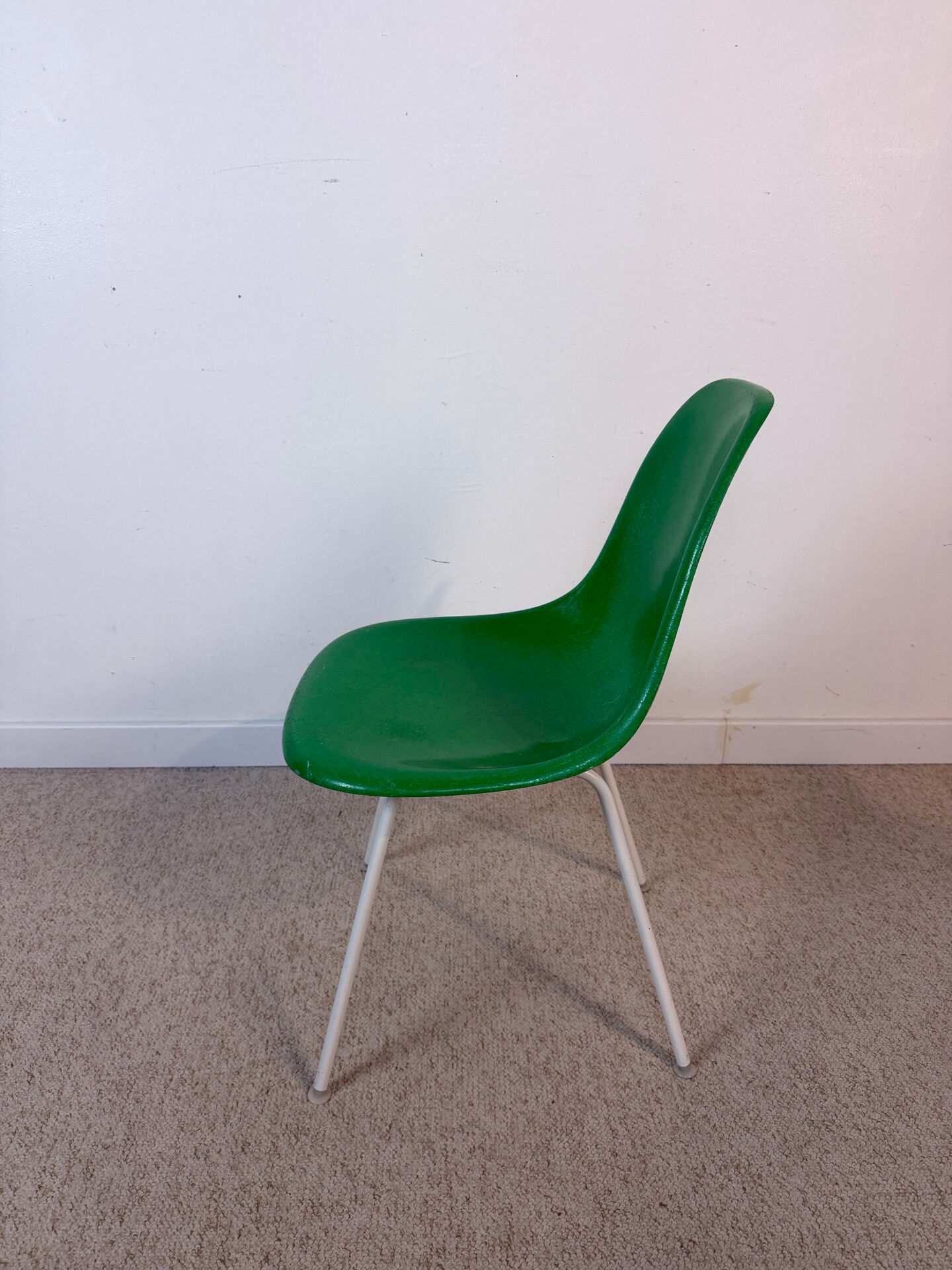 Set of 5 Eames Herman Miller chairs in fibreglass.