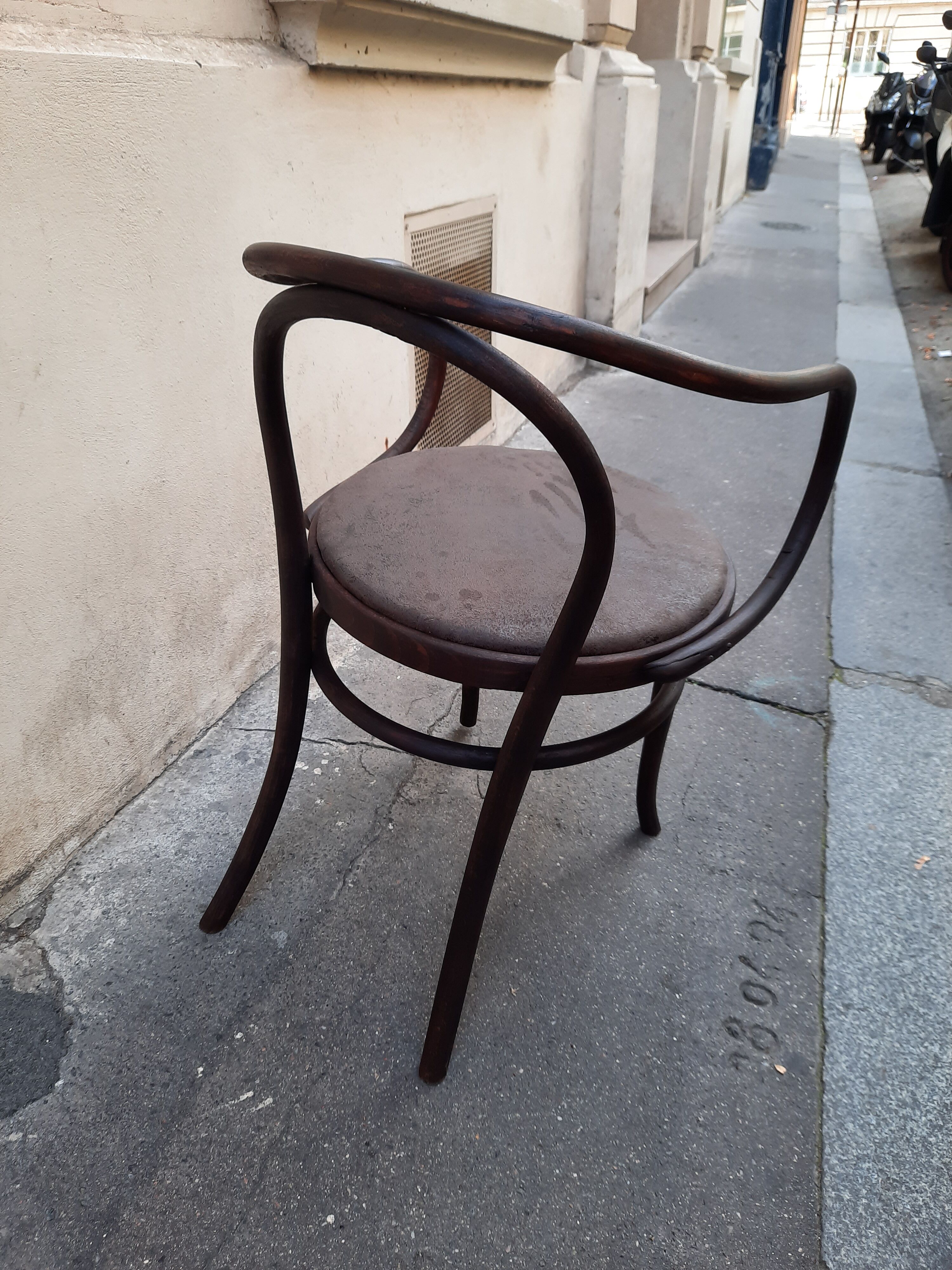 chair says Le Corbusier