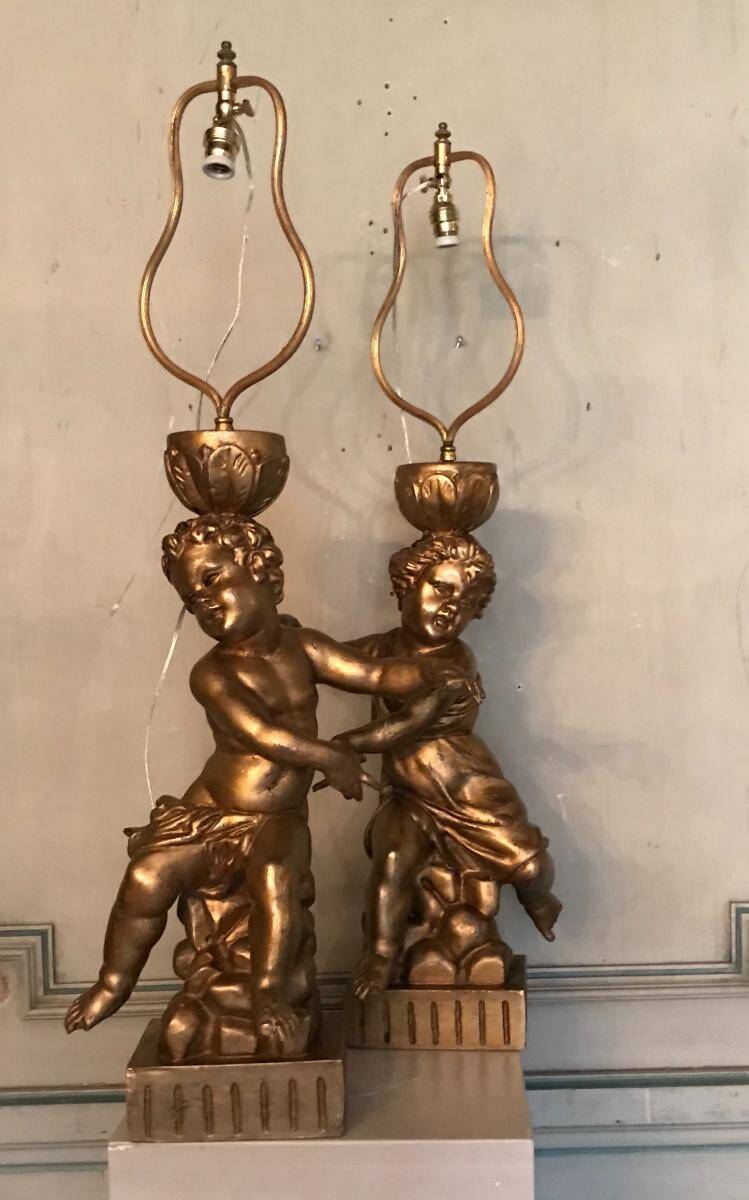 Deux enfants en bois sculpté doré, lampes de table