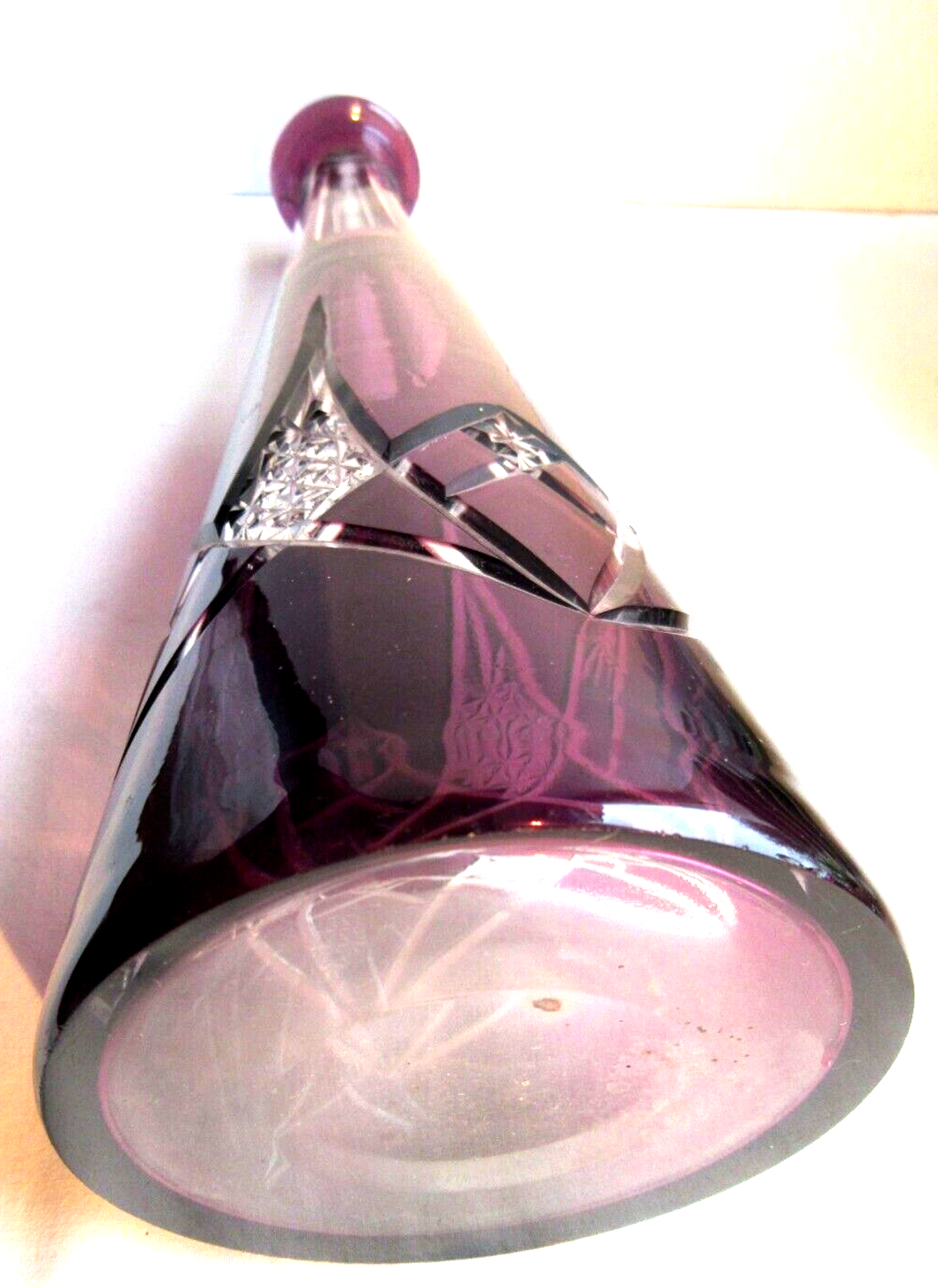 Carafe cristal Baccarat Saint-Louis, modèle Massenet ciselée violette et blanche