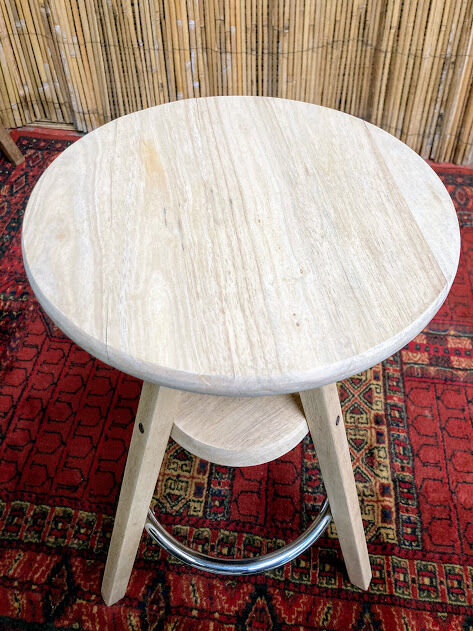 High screw tabout with a metal foot rest