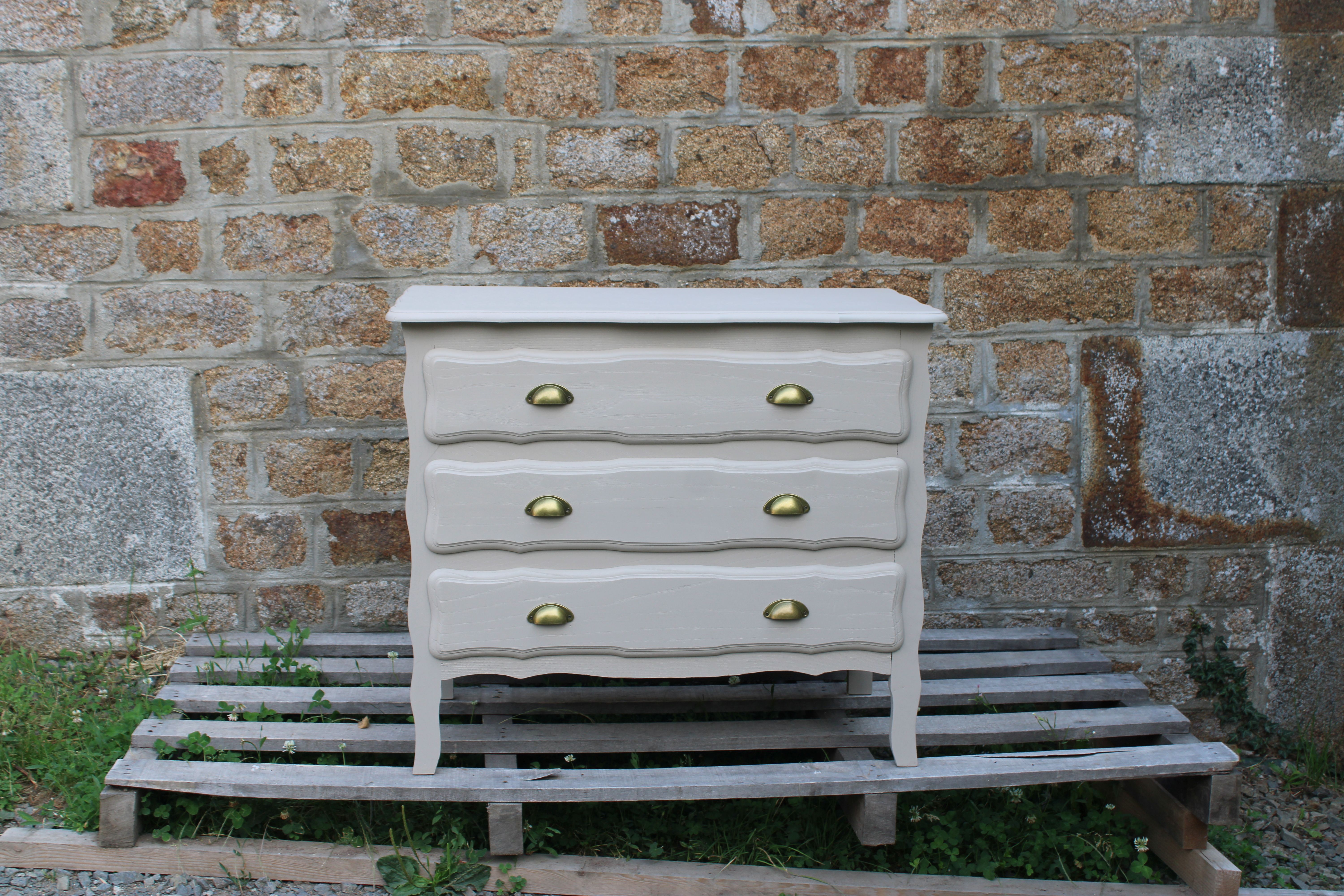 Commode vintage rénovée Greige Galuchat – Style campagne chic