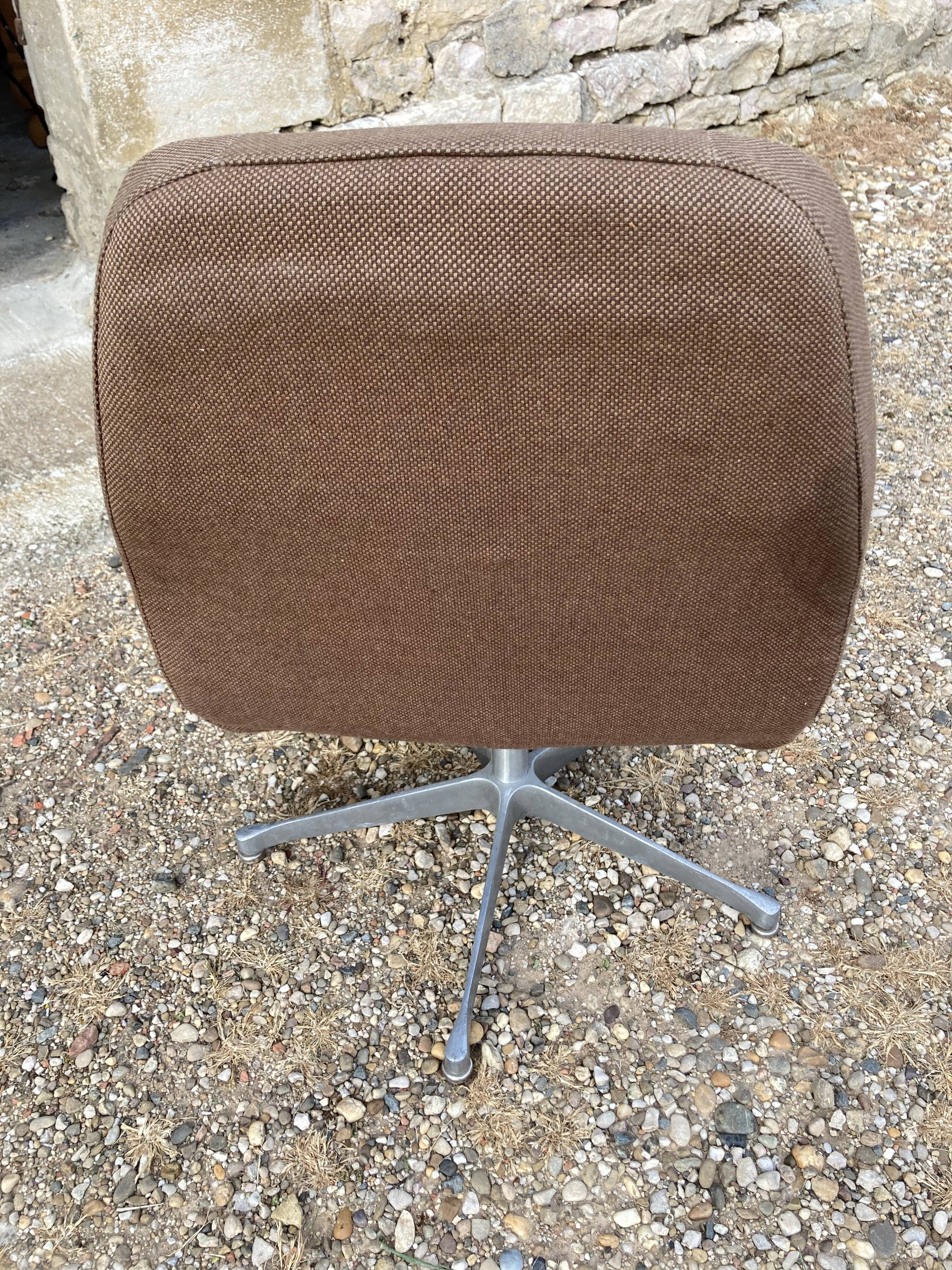 Vintage chair swivelling