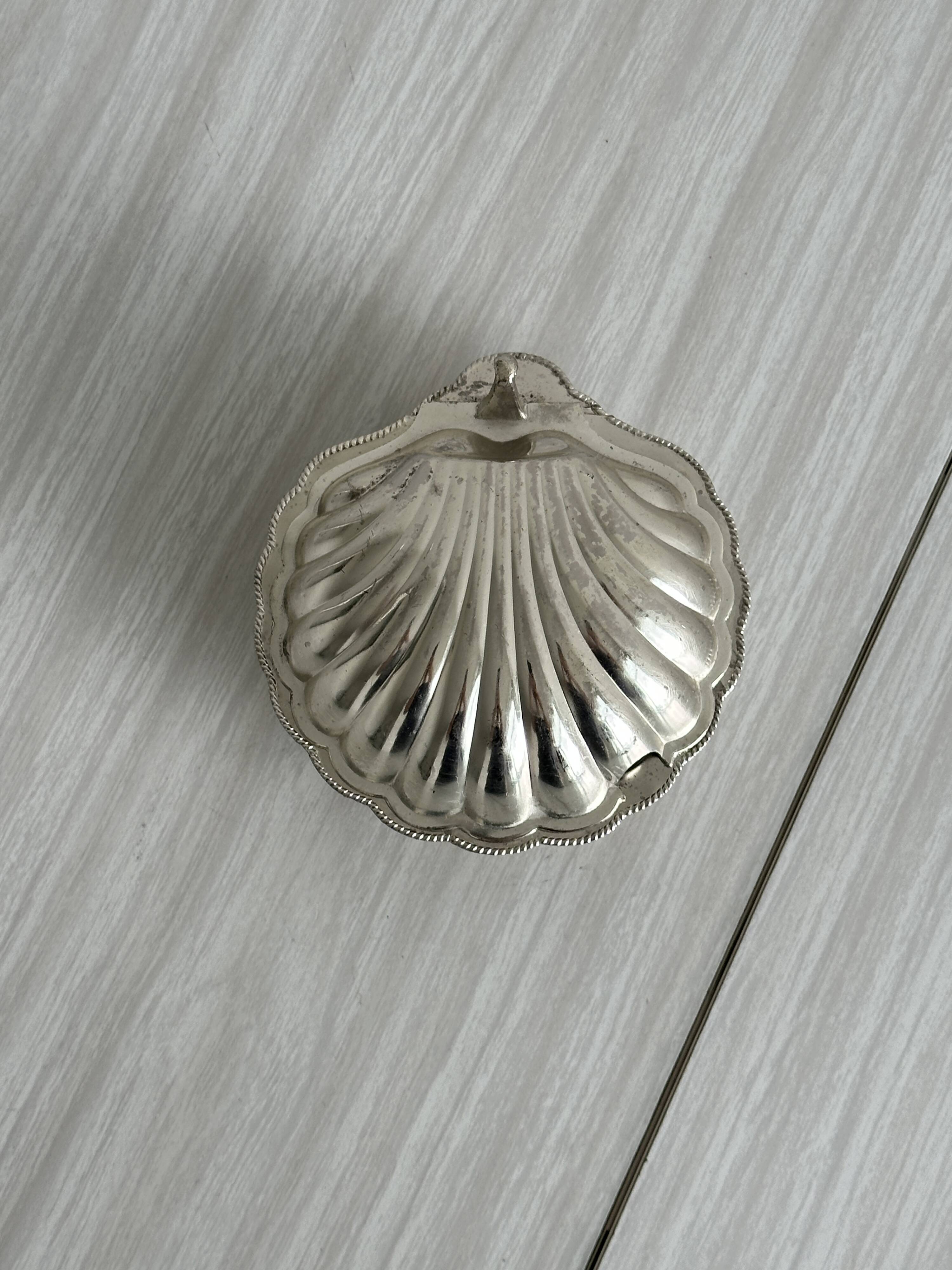 Silver-plated metal shell-shaped butter dish