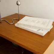 Bibliothèque vitrine scandinave pieds chromés vintage