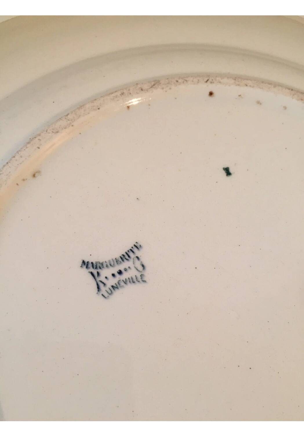 Plat rond en terre de fer décor marguerite KG Lunéville, XIXème s.