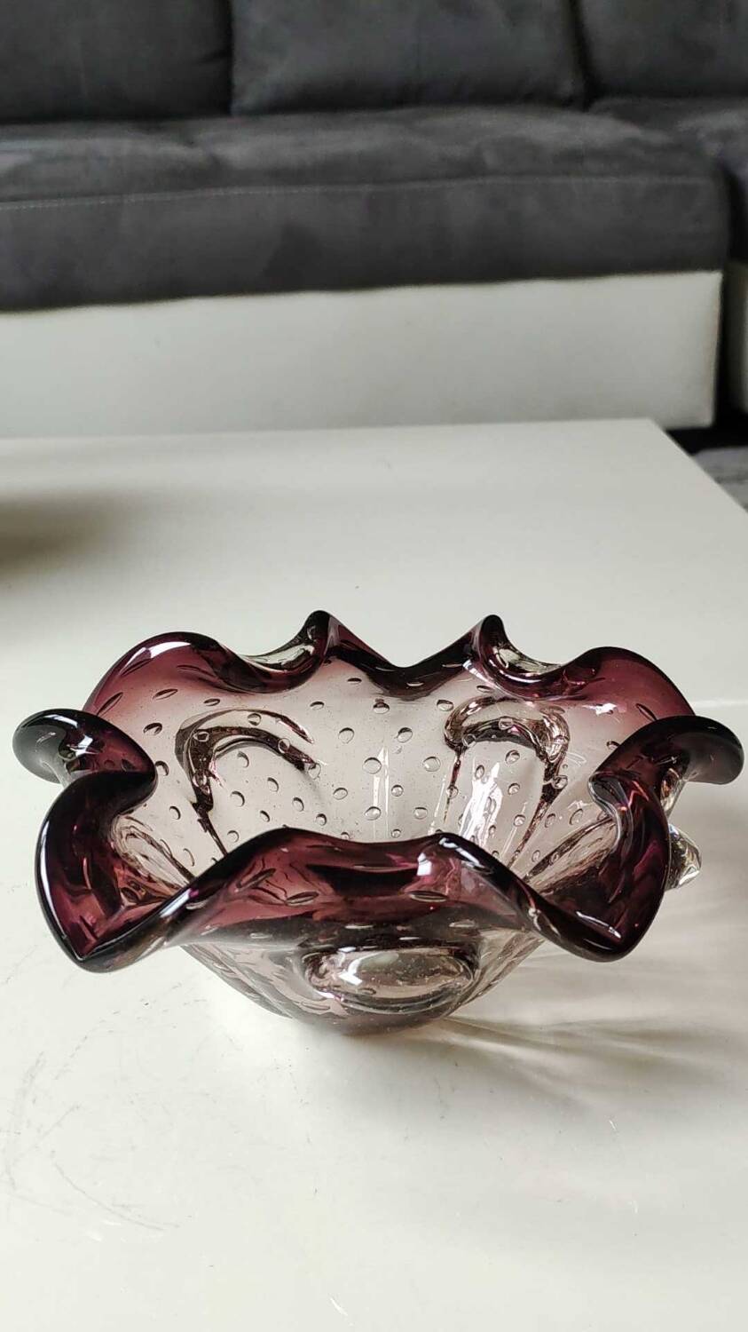 Murano empty pocket "Bullicante" organic floral shape. Plum tones. Diam. 17cm