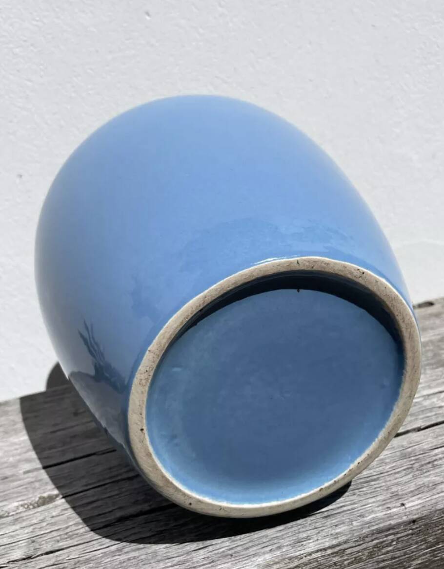 Vase balustre en céramique bleu uni minimaliste