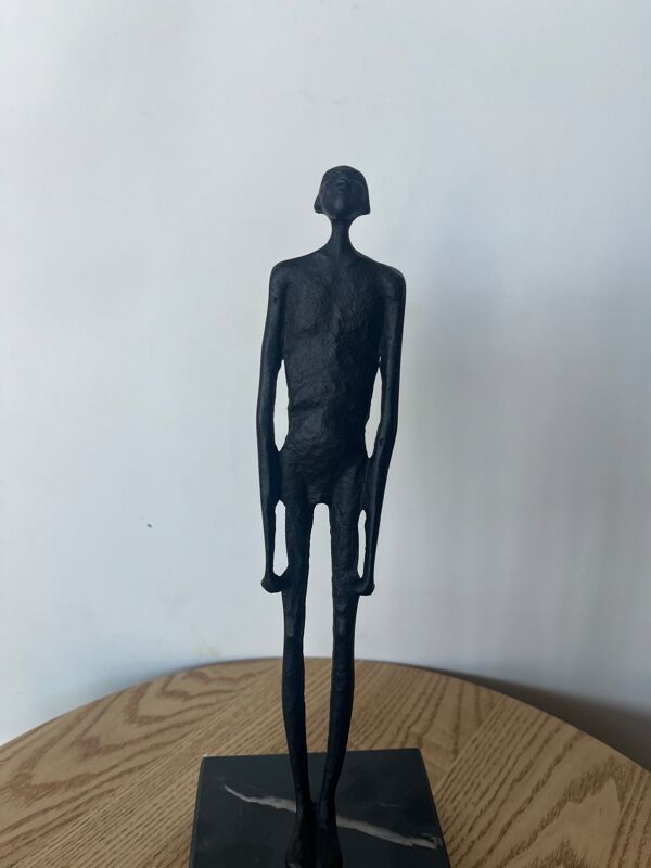 Homme debout dans le goût de Giacometti
