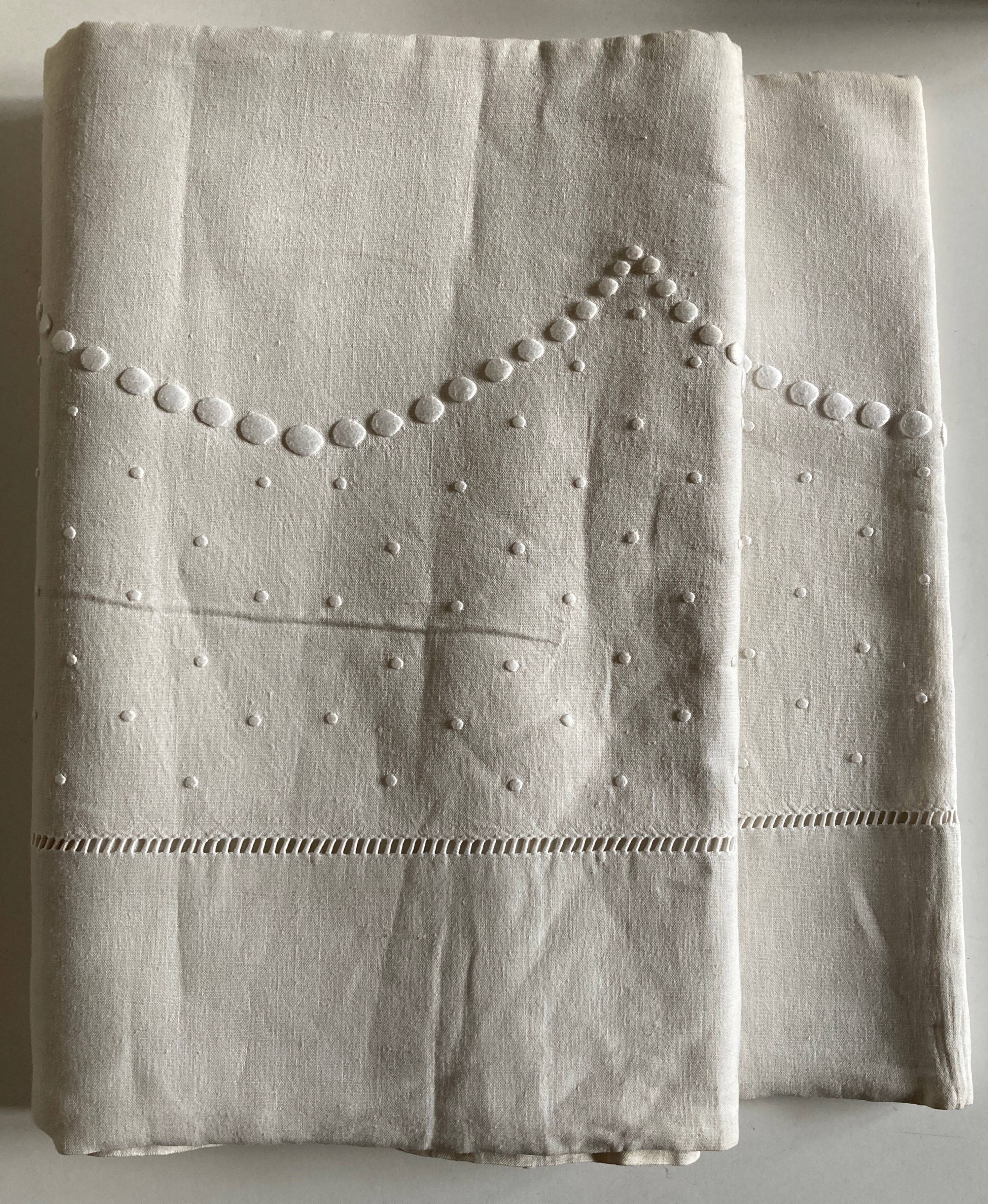Linen cloth sheet embroidered with a pea festoon