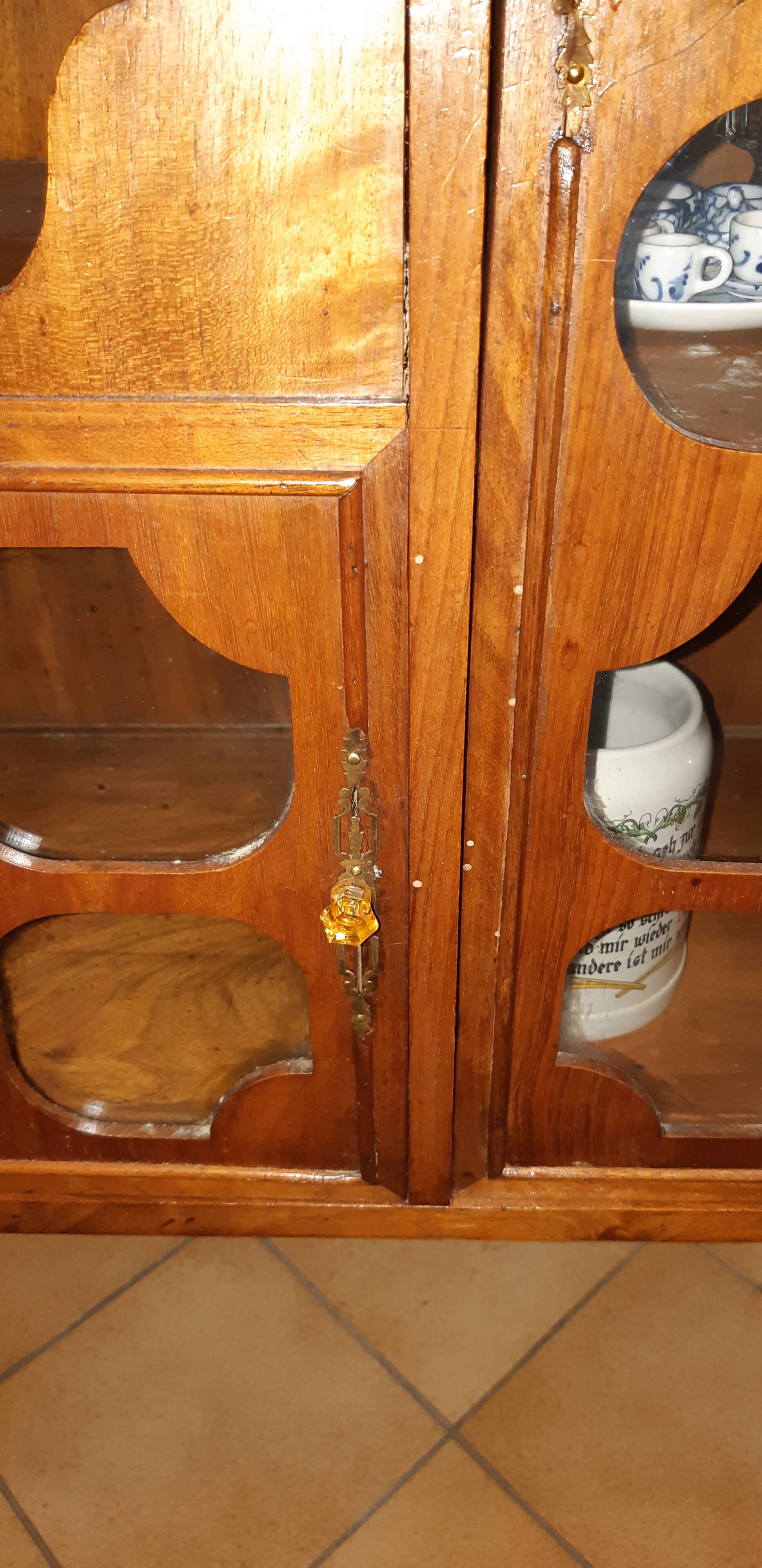 Small Art Nouveau display cabinet 1900 – Walnut and amber glass