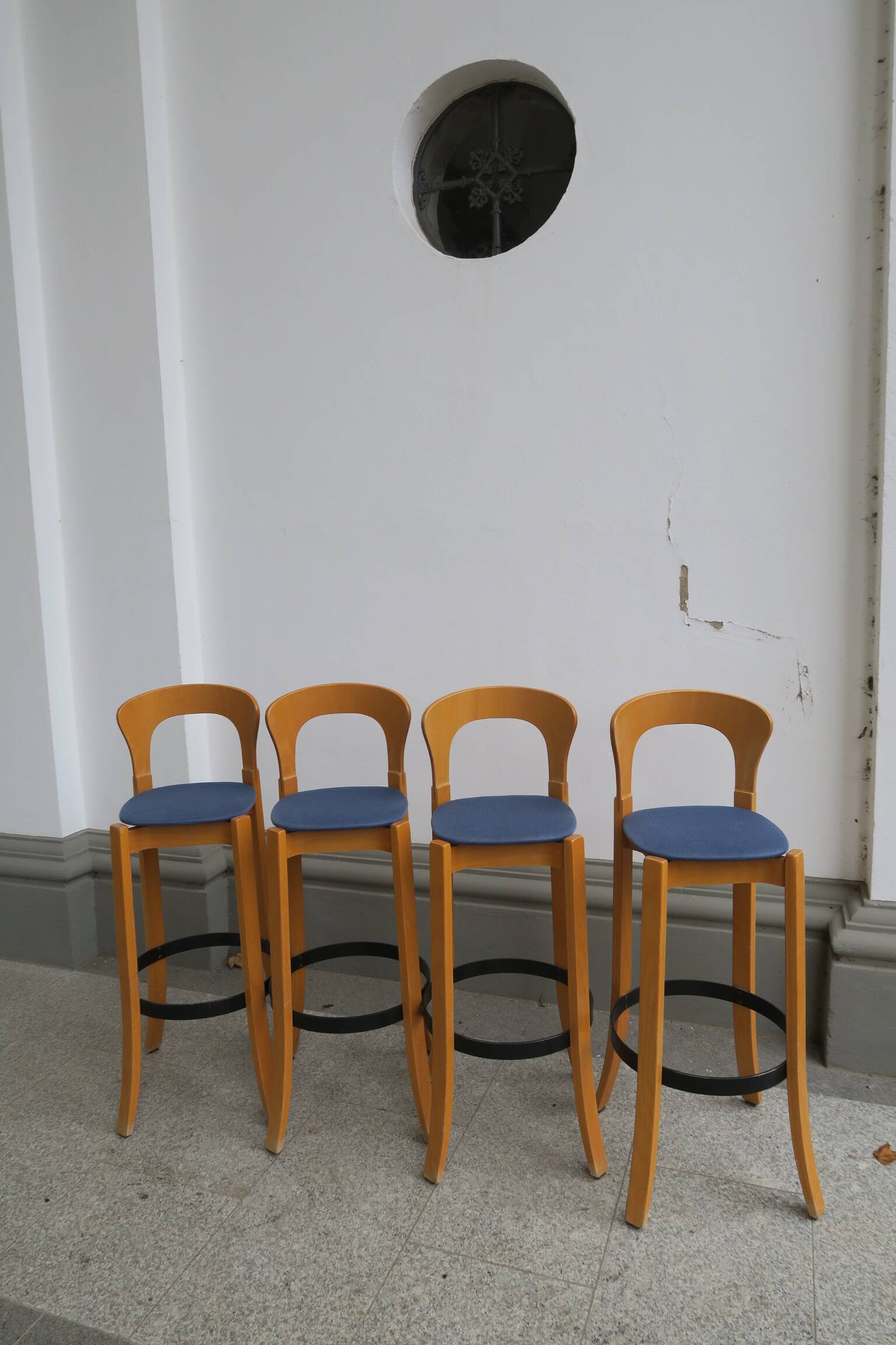 4 tabourets de bar dans le style de Bruno Rey ou Alvar Aalto