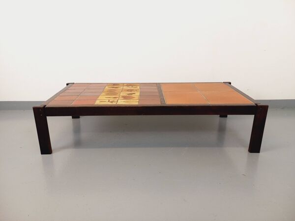 Table basse vintage Roger Capron en bois foncé et céramique de Vallauris des années 60 70