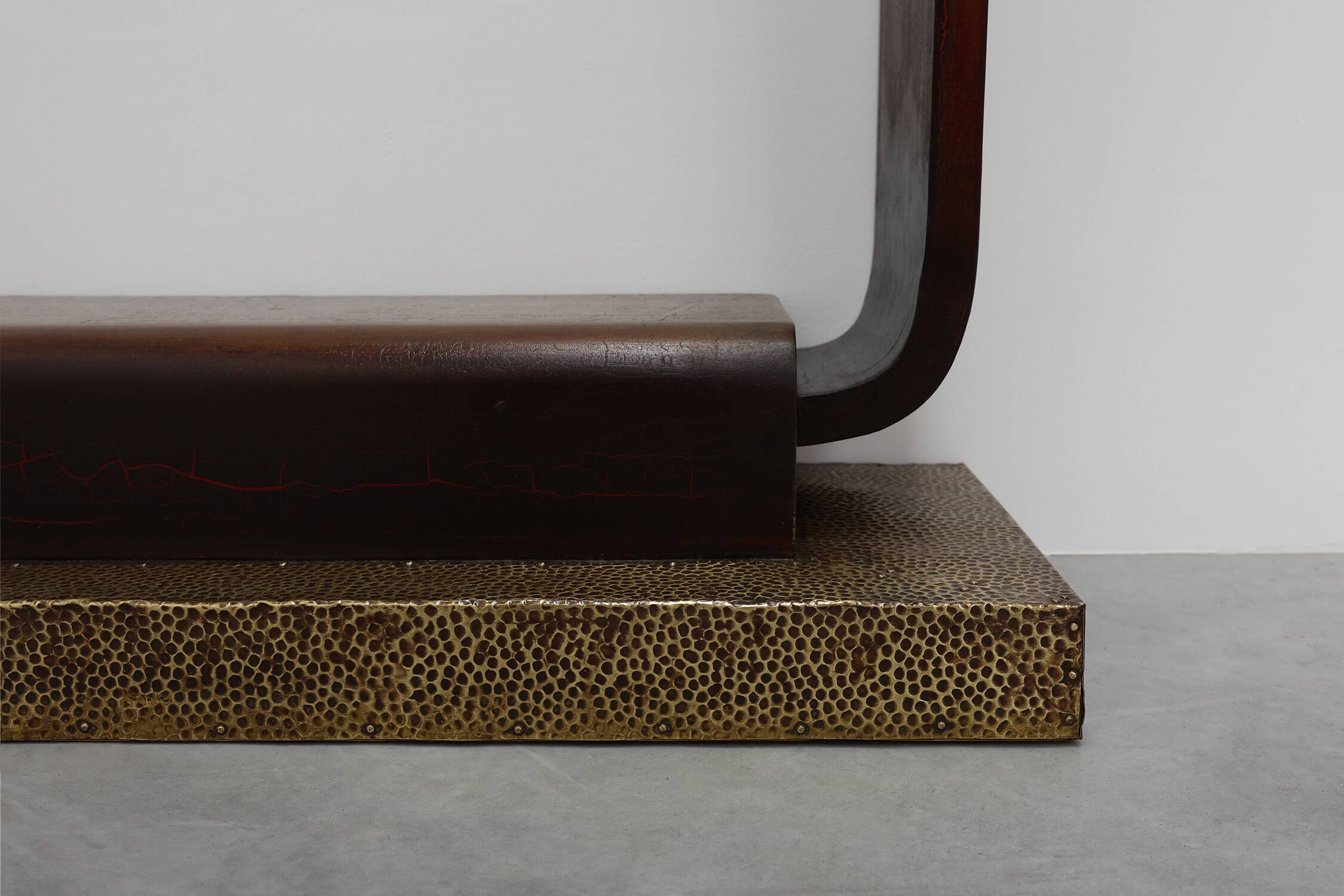 Console sculpturale Art Déco française avec plateau en verre, vers 1925