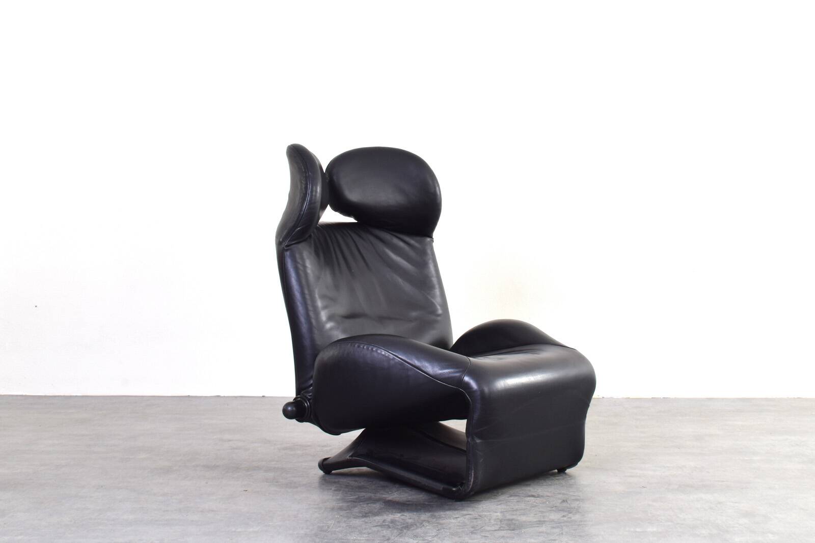 Wink Leather Chair by Toshiyuki Kita for Cassina, 1980s.