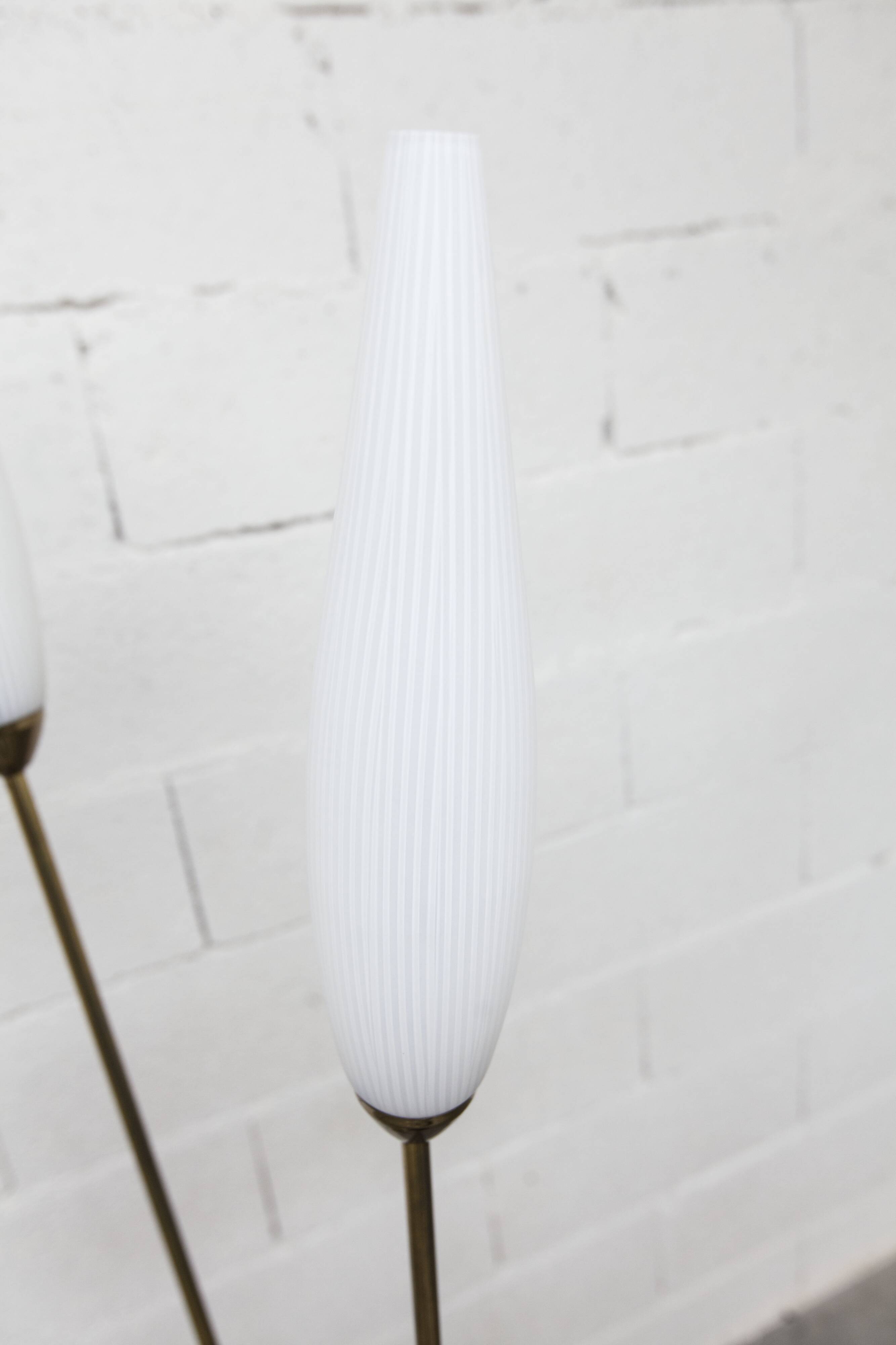 Lampadaire à 3 branches de 1960 laiton doré, fonte et opalines