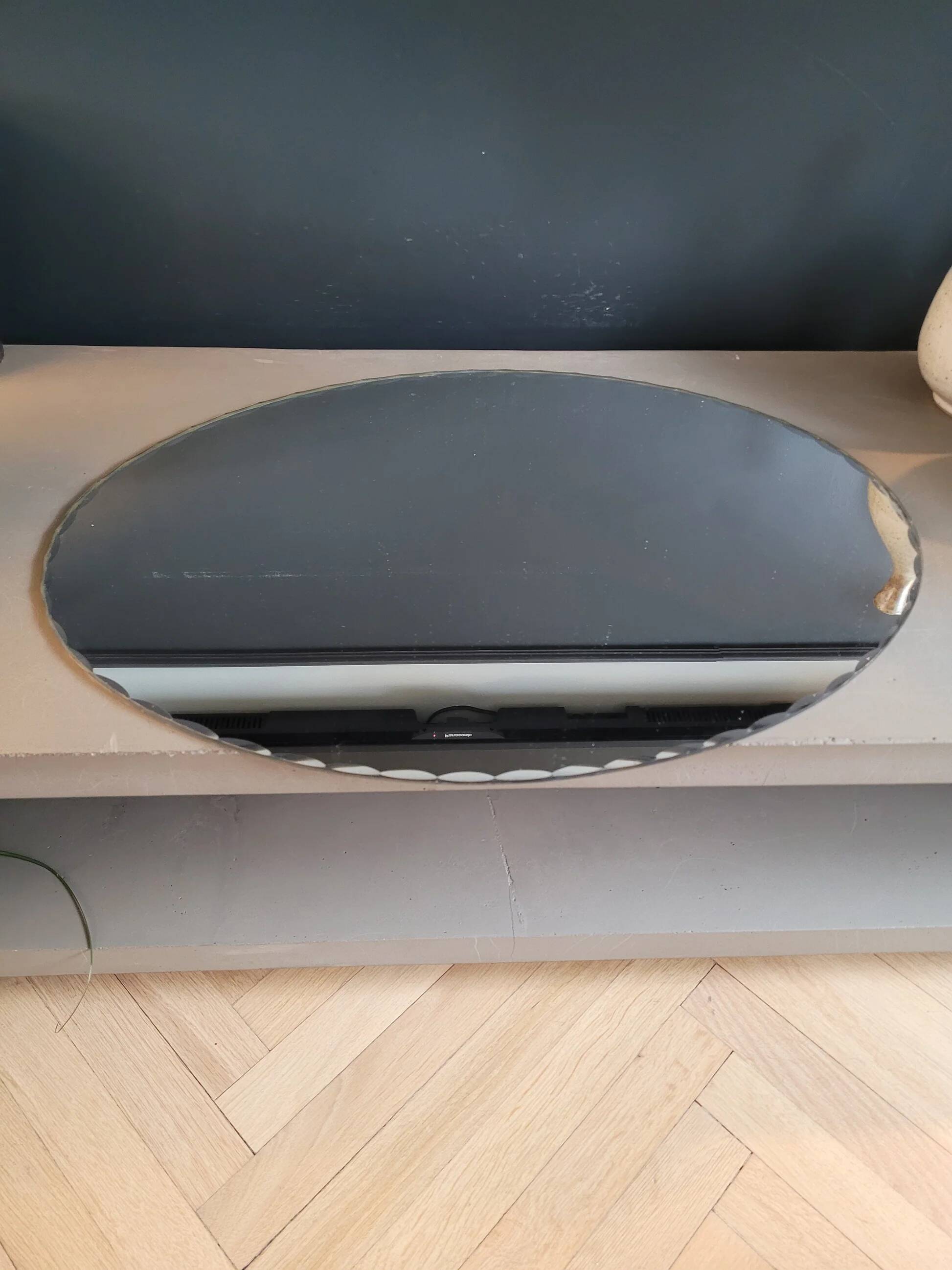 Antique oval mirror with chiseled edges