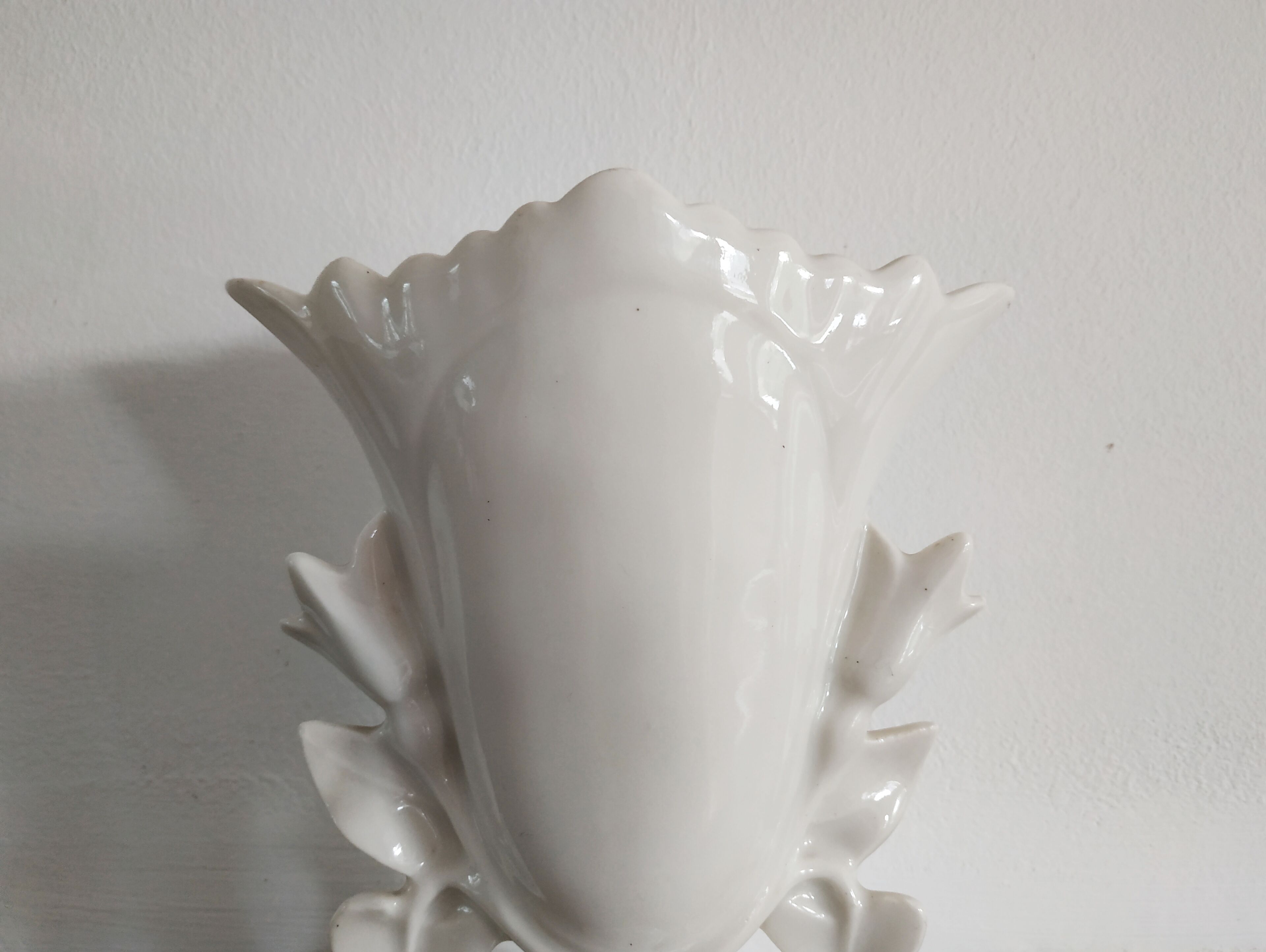 Vase cornet de marié en porcelaine du XIXe siècle
