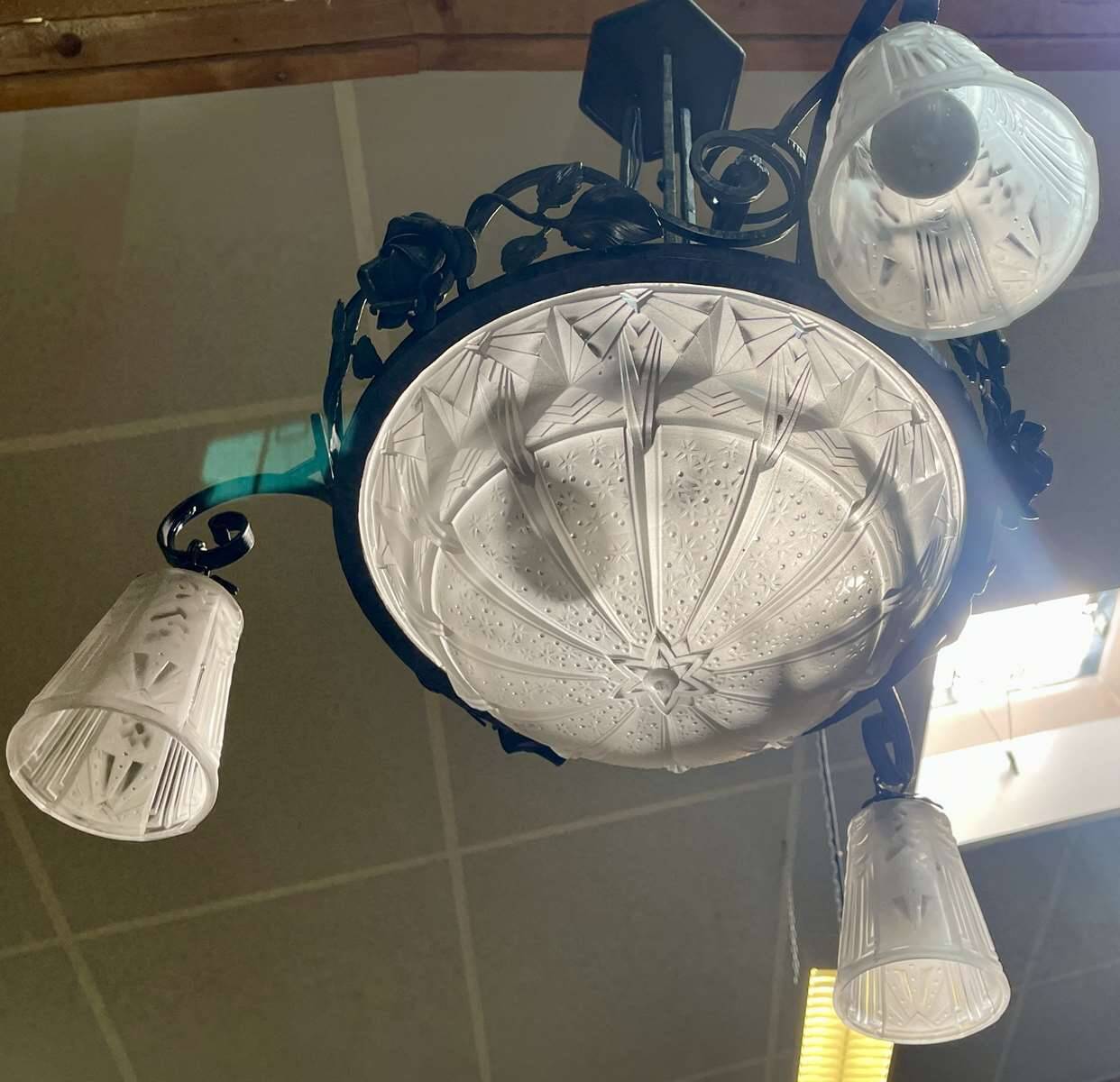 Art Deco chandelier in glass and wrought iron signed Muller Frères Luneville, 3 lights