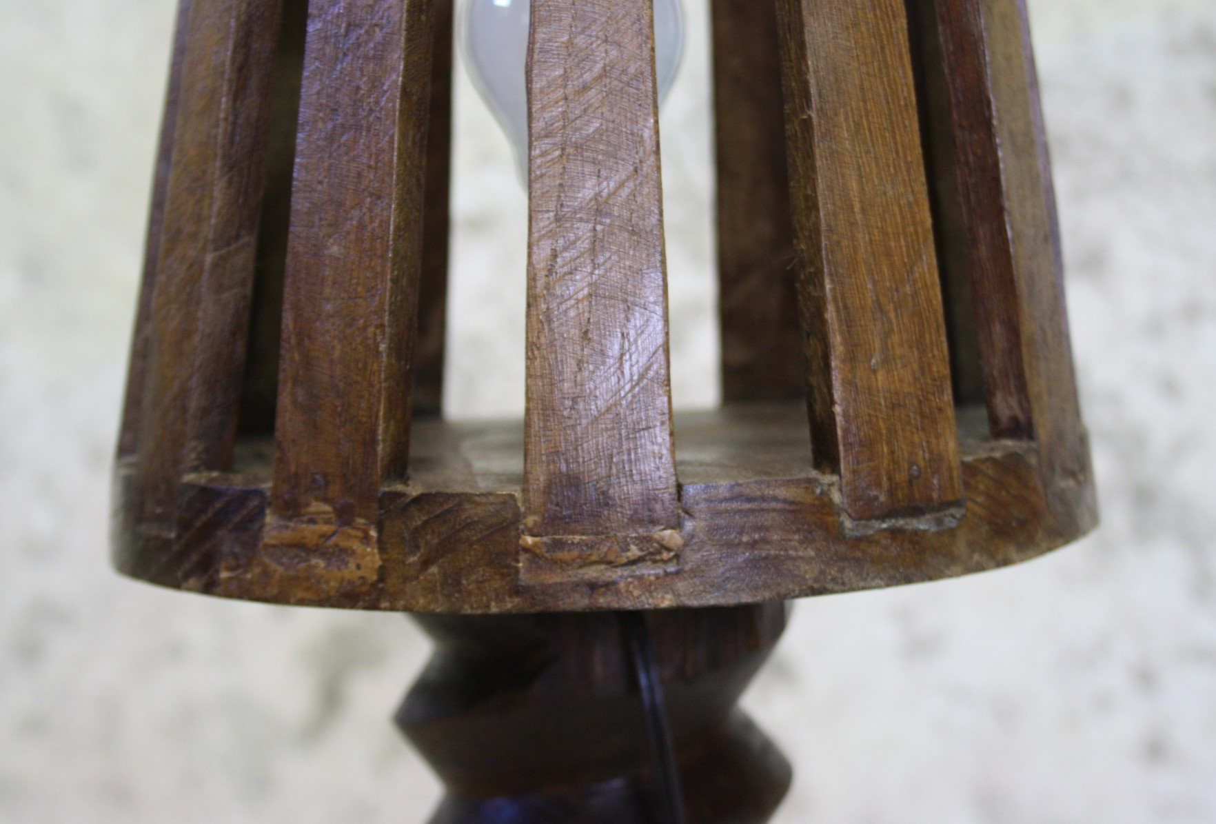 Press screw floor lamp