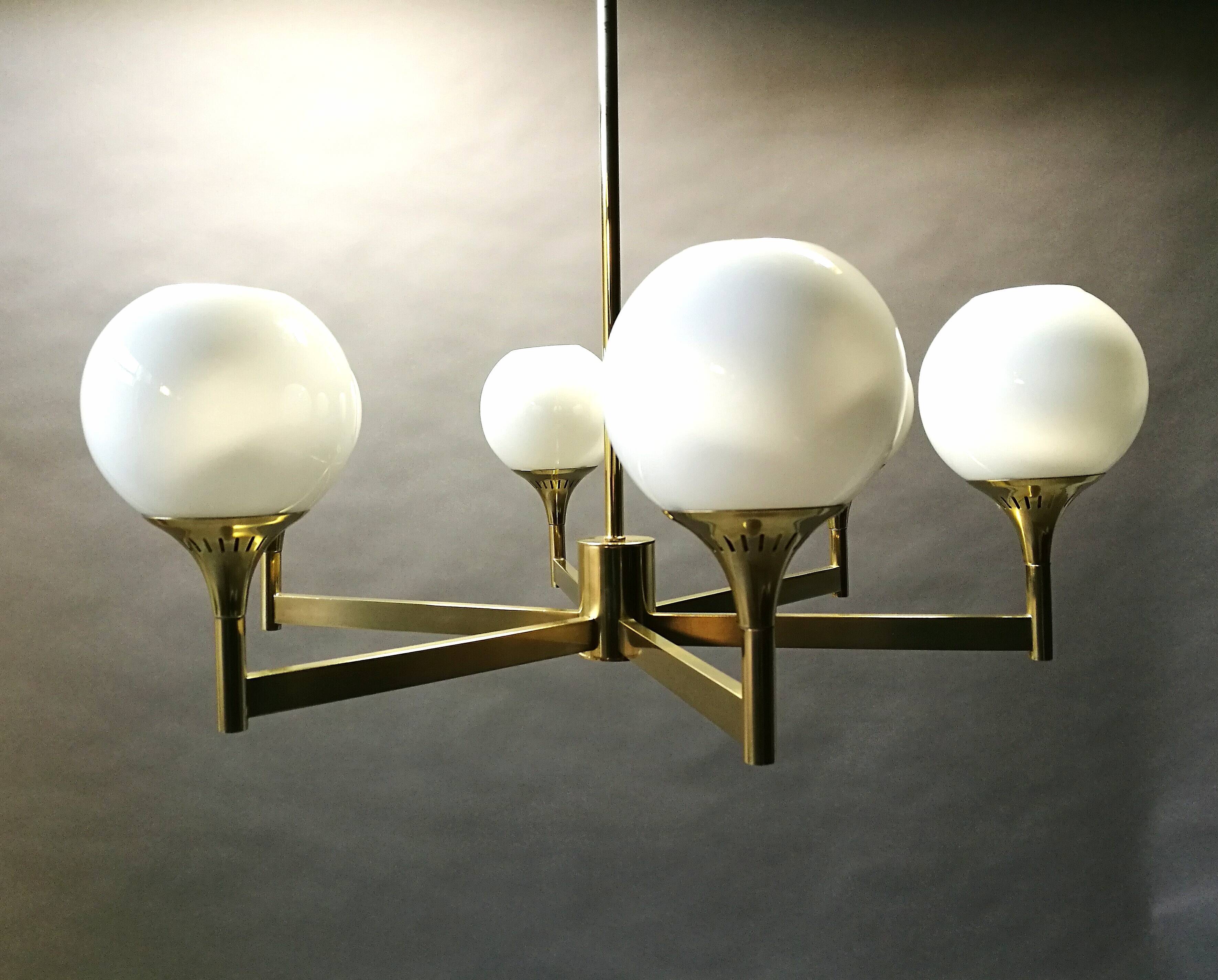 Lustre italien laiton et boules opaline blanche