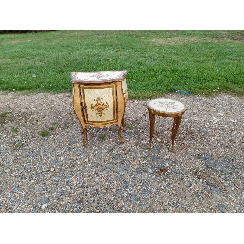 Table de chevet galbée en bois doré
