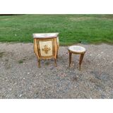 Table de chevet galbée en bois doré