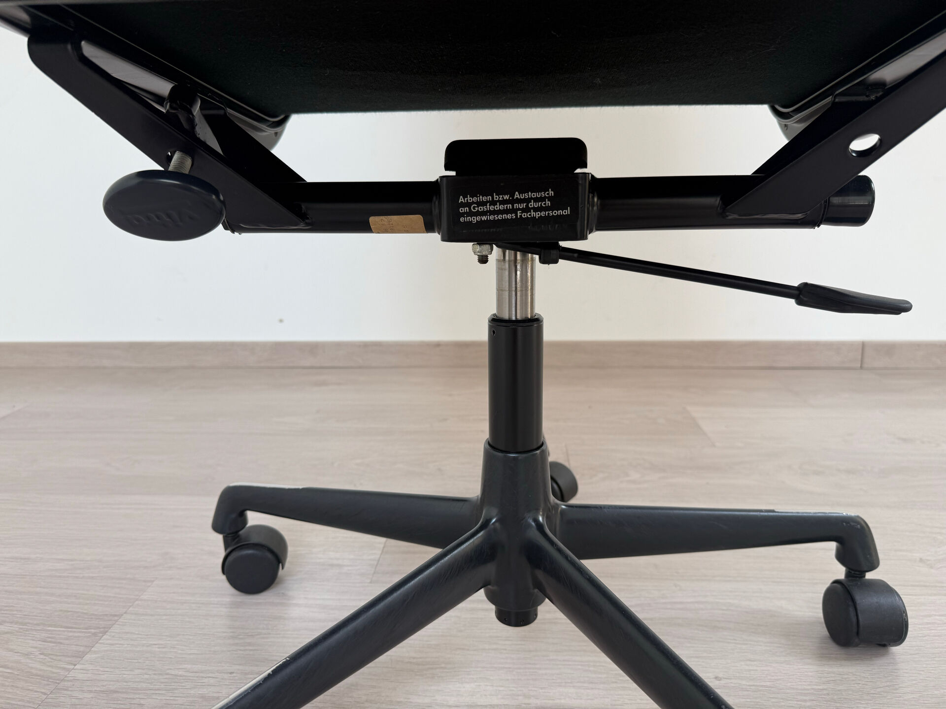 Fauteuil de bureau Eames Vitra EA 227 années 70