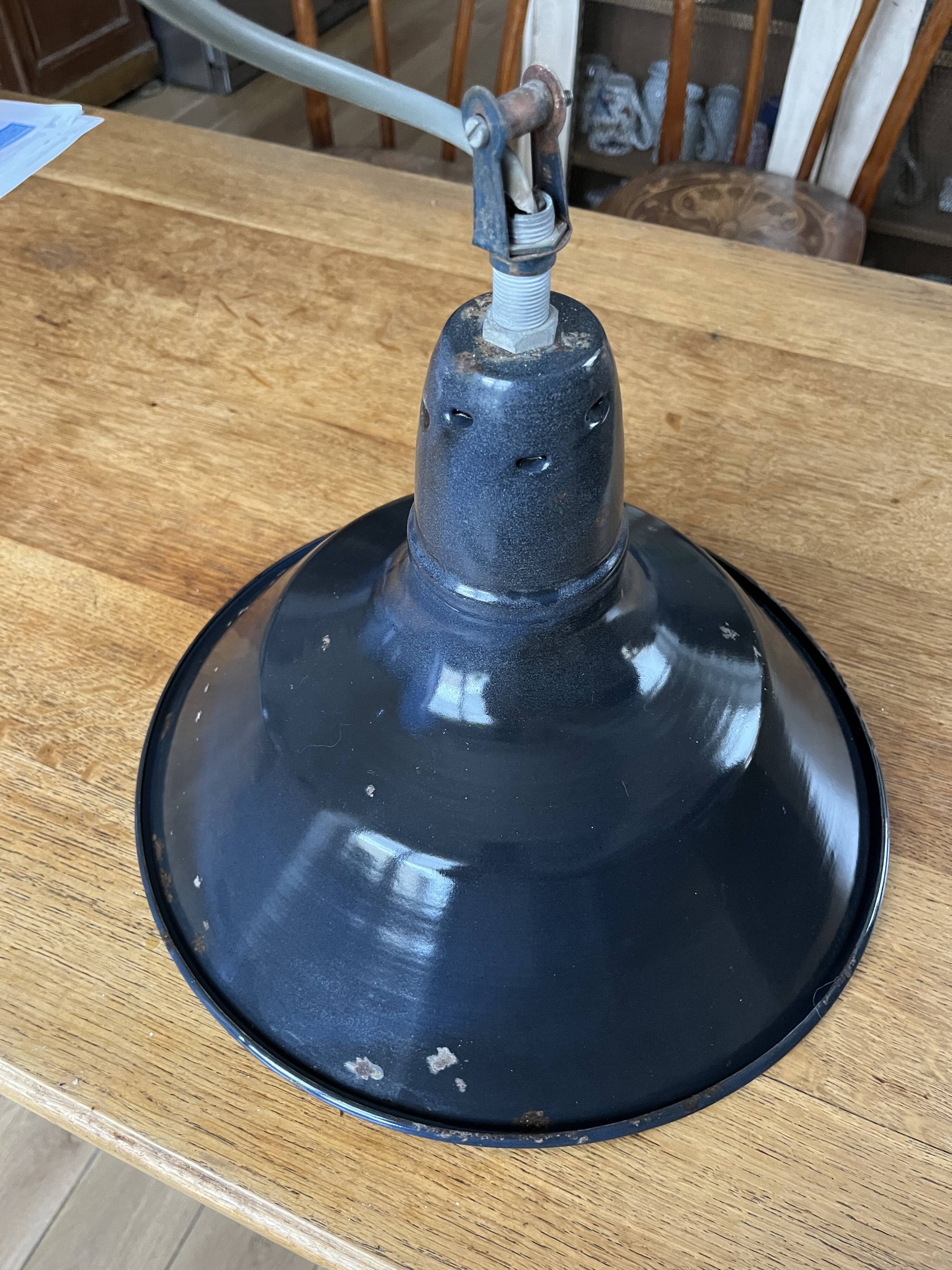 Suspension tôle émaillée, lampe industrielle
