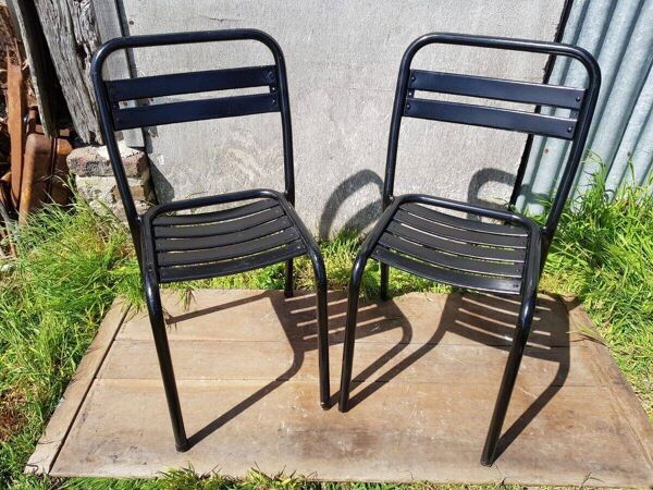 4 chaises tolix T2 en métal rouge et noir et table bistrot blanche vintage