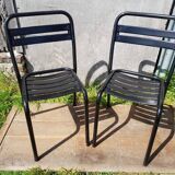 4 chaises tolix T2 en métal rouge et noir et table bistrot blanche vintage