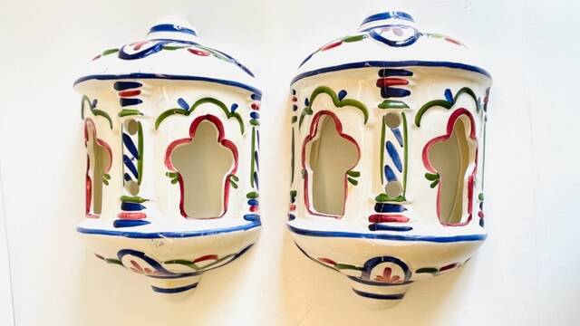 2 Vintage ceramic wall lights