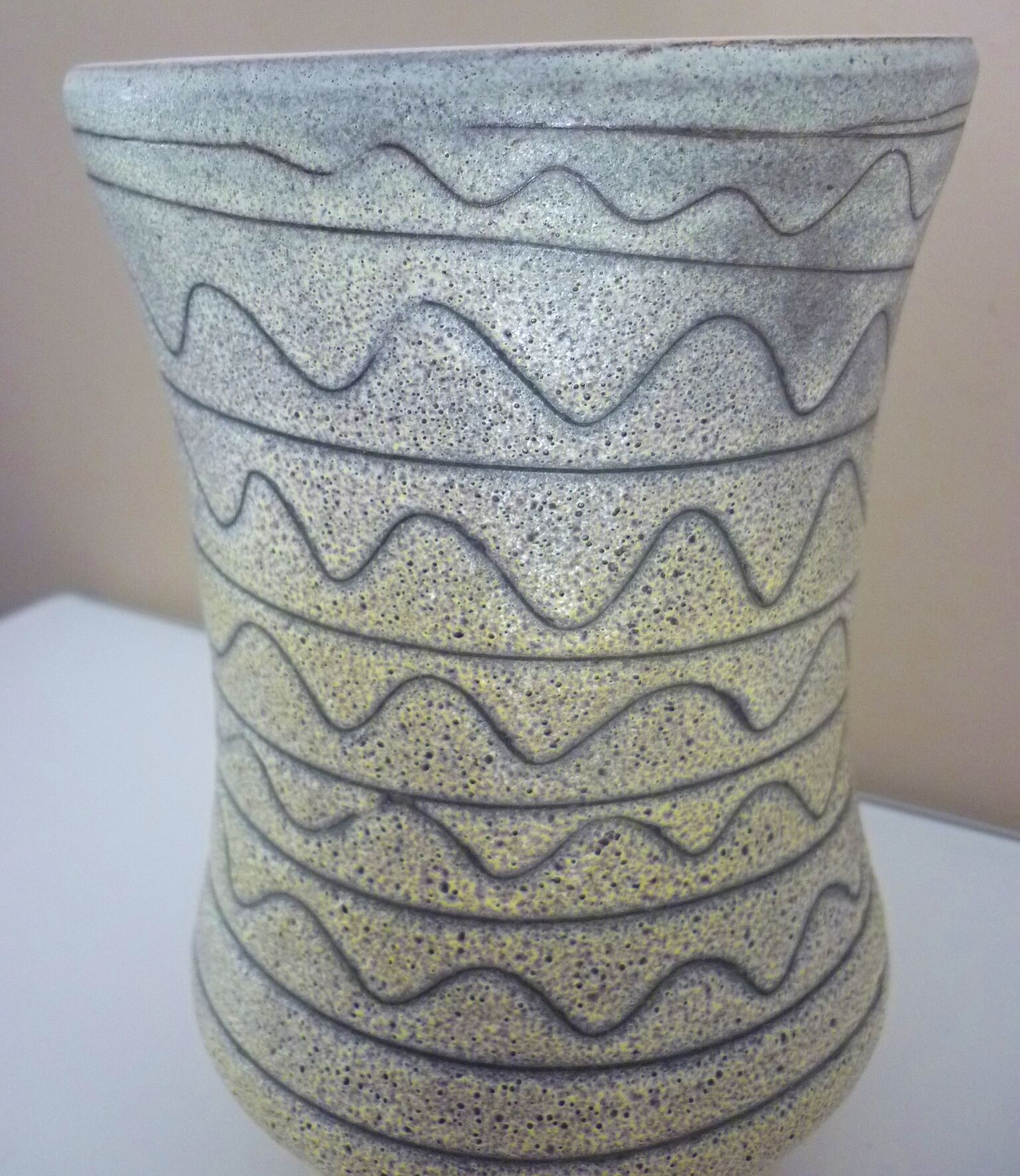 Vase céramique scarifié simpliste signé Jean Austruy, années 60/70, Vallauris