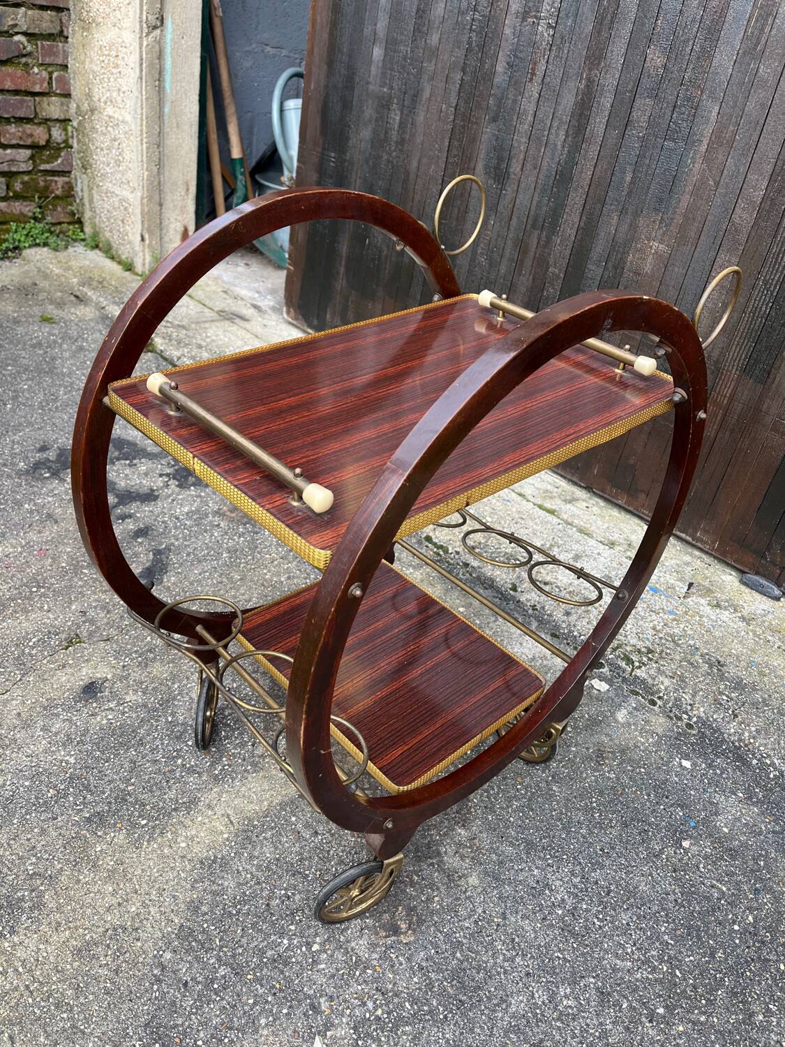 Vintage roulette bar