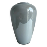 Vase en opaline bleu clair