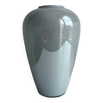 Vase en opaline bleu clair