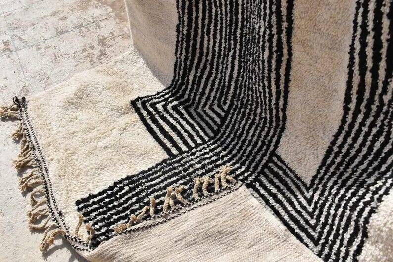 Off-white Moroccan rug with geometric patterns, 300cm x 150cm