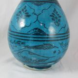 Vase en céramique islamique à fond turquoise